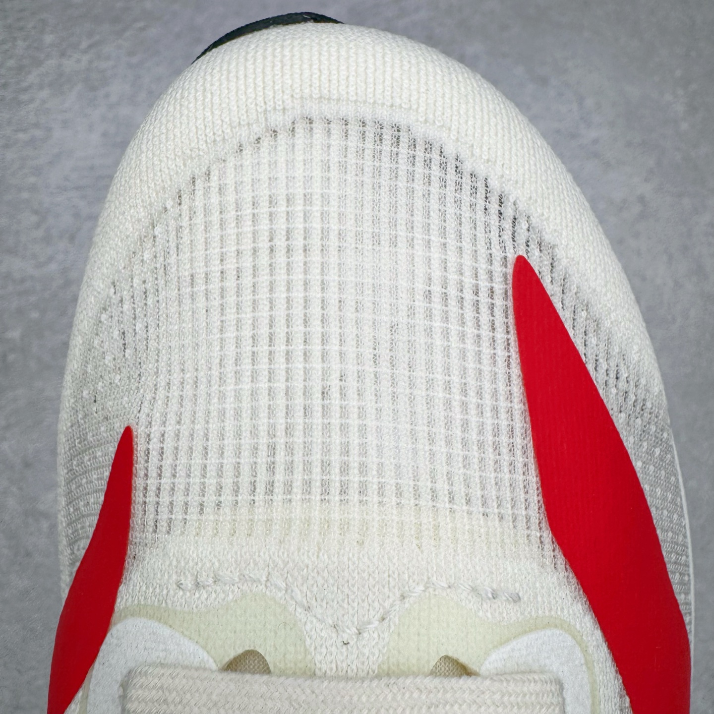 图片[15]-＃纯原 AD Adizero Eva SL M 零度进化版系列低帮轻便透气竞速休闲运动慢跑鞋 JS1183 相信大家对去年 adidas 横空出世的「顶级超跑」adiZero Adios Pro EVO 1 记忆犹新！不仅登顶阿迪史上最轻跑鞋宝座，更在接下来的全球马拉松赛事中，持续书写着惊人成绩，被网友戏称新一代「阿迪神鞋」全网刷屏！极简设计语言与强烈速度感和存在感的鞋侧三线，让人过目不忘，特别种草！其中定位于中长跑训练的 adidas Adizero Evo SL，整体外观造型与 adiZero Adios Pro EVO 1 非常相似。中底配置方面搭载全掌 Lightstrike Pro，鞋面采用透气网面示人，契合日常训练鞋的定位，更加耐用。外底给到了马牌橡胶，及类似上代竞速旗舰 adidas Adizero Adios Pro 3 区域分布。整体看下来无论是外观的鲜明辨识度，还是配置的扎实程度都很顶。尺码：36 36⅔ 37⅓ 38 38⅔ 39⅓ 40 40⅔ 41⅓ 42 42⅔ 43⅓ 44 44⅔ 45⅓ 46⅓-选品中心