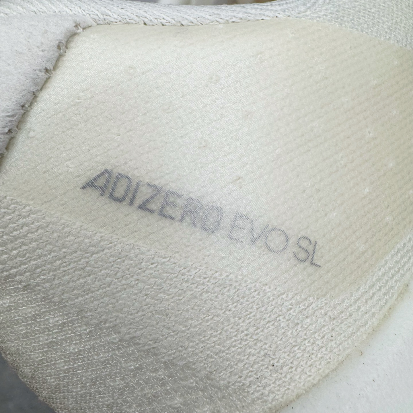 图片[17]-＃纯原 AD Adizero Eva SL M 零度进化版系列低帮轻便透气竞速休闲运动慢跑鞋 JS1183 相信大家对去年 adidas 横空出世的「顶级超跑」adiZero Adios Pro EVO 1 记忆犹新！不仅登顶阿迪史上最轻跑鞋宝座，更在接下来的全球马拉松赛事中，持续书写着惊人成绩，被网友戏称新一代「阿迪神鞋」全网刷屏！极简设计语言与强烈速度感和存在感的鞋侧三线，让人过目不忘，特别种草！其中定位于中长跑训练的 adidas Adizero Evo SL，整体外观造型与 adiZero Adios Pro EVO 1 非常相似。中底配置方面搭载全掌 Lightstrike Pro，鞋面采用透气网面示人，契合日常训练鞋的定位，更加耐用。外底给到了马牌橡胶，及类似上代竞速旗舰 adidas Adizero Adios Pro 3 区域分布。整体看下来无论是外观的鲜明辨识度，还是配置的扎实程度都很顶。尺码：36 36⅔ 37⅓ 38 38⅔ 39⅓ 40 40⅔ 41⅓ 42 42⅔ 43⅓ 44 44⅔ 45⅓ 46⅓-选品中心