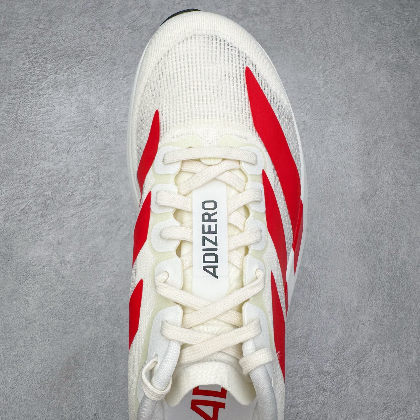 图片[4]-＃纯原 AD Adizero Eva SL M 零度进化版系列低帮轻便透气竞速休闲运动慢跑鞋 JS1183 相信大家对去年 adidas 横空出世的「顶级超跑」adiZero Adios Pro EVO 1 记忆犹新！不仅登顶阿迪史上最轻跑鞋宝座，更在接下来的全球马拉松赛事中，持续书写着惊人成绩，被网友戏称新一代「阿迪神鞋」全网刷屏！极简设计语言与强烈速度感和存在感的鞋侧三线，让人过目不忘，特别种草！其中定位于中长跑训练的 adidas Adizero Evo SL，整体外观造型与 adiZero Adios Pro EVO 1 非常相似。中底配置方面搭载全掌 Lightstrike Pro，鞋面采用透气网面示人，契合日常训练鞋的定位，更加耐用。外底给到了马牌橡胶，及类似上代竞速旗舰 adidas Adizero Adios Pro 3 区域分布。整体看下来无论是外观的鲜明辨识度，还是配置的扎实程度都很顶。尺码：36 36⅔ 37⅓ 38 38⅔ 39⅓ 40 40⅔ 41⅓ 42 42⅔ 43⅓ 44 44⅔ 45⅓ 46⅓-选品中心