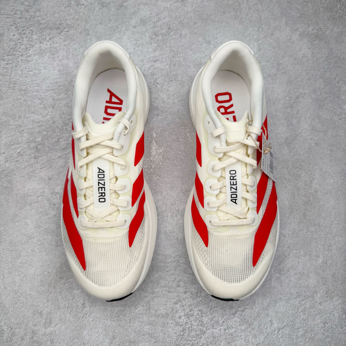 图片[2]-＃纯原 AD Adizero Eva SL M 零度进化版系列低帮轻便透气竞速休闲运动慢跑鞋 JS1183 相信大家对去年 adidas 横空出世的「顶级超跑」adiZero Adios Pro EVO 1 记忆犹新！不仅登顶阿迪史上最轻跑鞋宝座，更在接下来的全球马拉松赛事中，持续书写着惊人成绩，被网友戏称新一代「阿迪神鞋」全网刷屏！极简设计语言与强烈速度感和存在感的鞋侧三线，让人过目不忘，特别种草！其中定位于中长跑训练的 adidas Adizero Evo SL，整体外观造型与 adiZero Adios Pro EVO 1 非常相似。中底配置方面搭载全掌 Lightstrike Pro，鞋面采用透气网面示人，契合日常训练鞋的定位，更加耐用。外底给到了马牌橡胶，及类似上代竞速旗舰 adidas Adizero Adios Pro 3 区域分布。整体看下来无论是外观的鲜明辨识度，还是配置的扎实程度都很顶。尺码：36 36⅔ 37⅓ 38 38⅔ 39⅓ 40 40⅔ 41⅓ 42 42⅔ 43⅓ 44 44⅔ 45⅓ 46⅓-选品中心