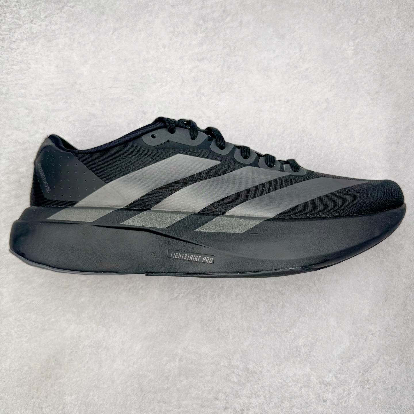 ＃纯原 AD Adizero Eva SL M 零度进化版系列低帮轻便透气竞速休闲运动慢跑鞋 相信大家对去年 adidas 横空出世的「顶级超跑」adiZero Adios Pro EVO 1 记忆犹新！不仅登顶阿迪史上最轻跑鞋宝座，更在接下来的全球马拉松赛事中，持续书写着惊人成绩，被网友戏称新一代「阿迪神鞋」全网刷屏！极简设计语言与强烈速度感和存在感的鞋侧三线，让人过目不忘，特别种草！其中定位于中长跑训练的 adidas Adizero Evo SL，整体外观造型与 adiZero Adios Pro EVO 1 非常相似。中底配置方面搭载全掌 Lightstrike Pro，鞋面采用透气网面示人，契合日常训练鞋的定位，更加耐用。外底给到了马牌橡胶，及类似上代竞速旗舰 adidas Adizero Adios Pro 3 区域分布。整体看下来无论是外观的鲜明辨识度，还是配置的扎实程度都很顶。尺码：36 36⅔ 37⅓ 38 38⅔ 39⅓ 40 40⅔ 41⅓ 42 42⅔ 43⅓ 44 44⅔ 45⅓ 46⅓-选品中心