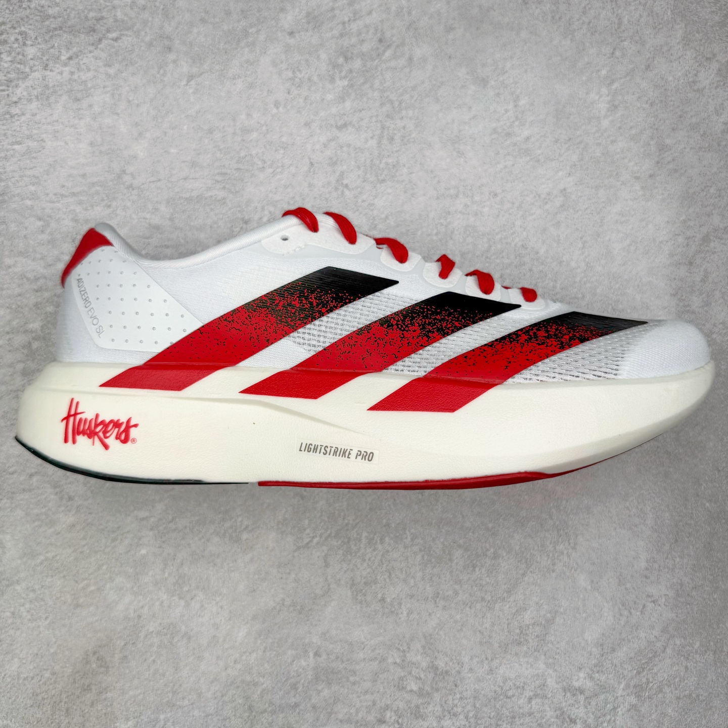 图片[3]-＃纯原 AD Adizero Eva SL M 零度进化版系列低帮轻便透气竞速休闲运动慢跑鞋 相信大家对去年 adidas 横空出世的「顶级超跑」adiZero Adios Pro EVO 1 记忆犹新！不仅登顶阿迪史上最轻跑鞋宝座，更在接下来的全球马拉松赛事中，持续书写着惊人成绩，被网友戏称新一代「阿迪神鞋」全网刷屏！极简设计语言与强烈速度感和存在感的鞋侧三线，让人过目不忘，特别种草！其中定位于中长跑训练的 adidas Adizero Evo SL，整体外观造型与 adiZero Adios Pro EVO 1 非常相似。中底配置方面搭载全掌 Lightstrike Pro，鞋面采用透气网面示人，契合日常训练鞋的定位，更加耐用。外底给到了马牌橡胶，及类似上代竞速旗舰 adidas Adizero Adios Pro 3 区域分布。整体看下来无论是外观的鲜明辨识度，还是配置的扎实程度都很顶。尺码：36 36⅔ 37⅓ 38 38⅔ 39⅓ 40 40⅔ 41⅓ 42 42⅔ 43⅓ 44 44⅔ 45⅓ 46⅓-选品中心