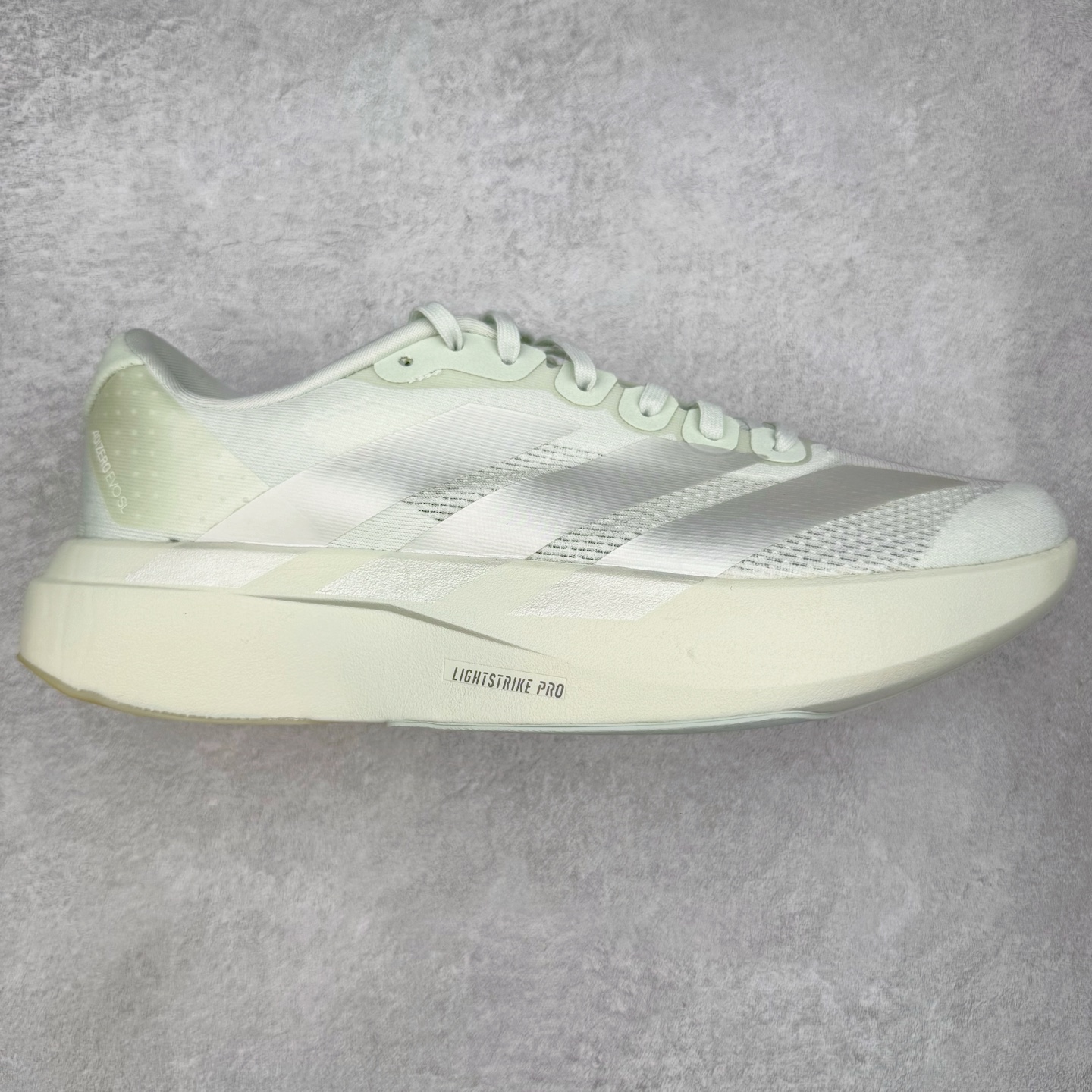 图片[2]-＃纯原 AD Adizero Eva SL M 零度进化版系列低帮轻便透气竞速休闲运动慢跑鞋 相信大家对去年 adidas 横空出世的「顶级超跑」adiZero Adios Pro EVO 1 记忆犹新！不仅登顶阿迪史上最轻跑鞋宝座，更在接下来的全球马拉松赛事中，持续书写着惊人成绩，被网友戏称新一代「阿迪神鞋」全网刷屏！极简设计语言与强烈速度感和存在感的鞋侧三线，让人过目不忘，特别种草！其中定位于中长跑训练的 adidas Adizero Evo SL，整体外观造型与 adiZero Adios Pro EVO 1 非常相似。中底配置方面搭载全掌 Lightstrike Pro，鞋面采用透气网面示人，契合日常训练鞋的定位，更加耐用。外底给到了马牌橡胶，及类似上代竞速旗舰 adidas Adizero Adios Pro 3 区域分布。整体看下来无论是外观的鲜明辨识度，还是配置的扎实程度都很顶。尺码：36 36⅔ 37⅓ 38 38⅔ 39⅓ 40 40⅔ 41⅓ 42 42⅔ 43⅓ 44 44⅔ 45⅓ 46⅓-选品中心