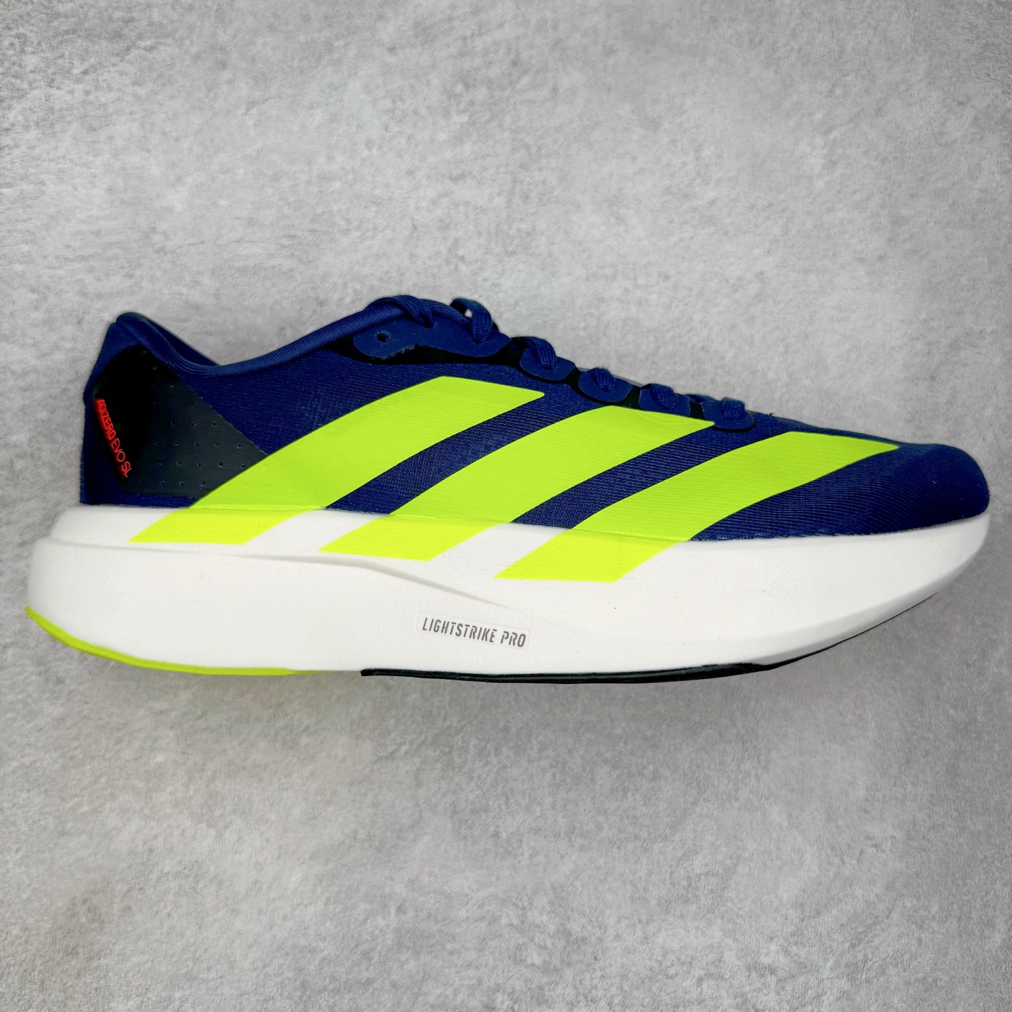 图片[8]-＃纯原 AD Adizero Eva SL M 零度进化版系列低帮轻便透气竞速休闲运动慢跑鞋 相信大家对去年 adidas 横空出世的「顶级超跑」adiZero Adios Pro EVO 1 记忆犹新！不仅登顶阿迪史上最轻跑鞋宝座，更在接下来的全球马拉松赛事中，持续书写着惊人成绩，被网友戏称新一代「阿迪神鞋」全网刷屏！极简设计语言与强烈速度感和存在感的鞋侧三线，让人过目不忘，特别种草！其中定位于中长跑训练的 adidas Adizero Evo SL，整体外观造型与 adiZero Adios Pro EVO 1 非常相似。中底配置方面搭载全掌 Lightstrike Pro，鞋面采用透气网面示人，契合日常训练鞋的定位，更加耐用。外底给到了马牌橡胶，及类似上代竞速旗舰 adidas Adizero Adios Pro 3 区域分布。整体看下来无论是外观的鲜明辨识度，还是配置的扎实程度都很顶。尺码：36 36⅔ 37⅓ 38 38⅔ 39⅓ 40 40⅔ 41⅓ 42 42⅔ 43⅓ 44 44⅔ 45⅓ 46⅓-选品中心