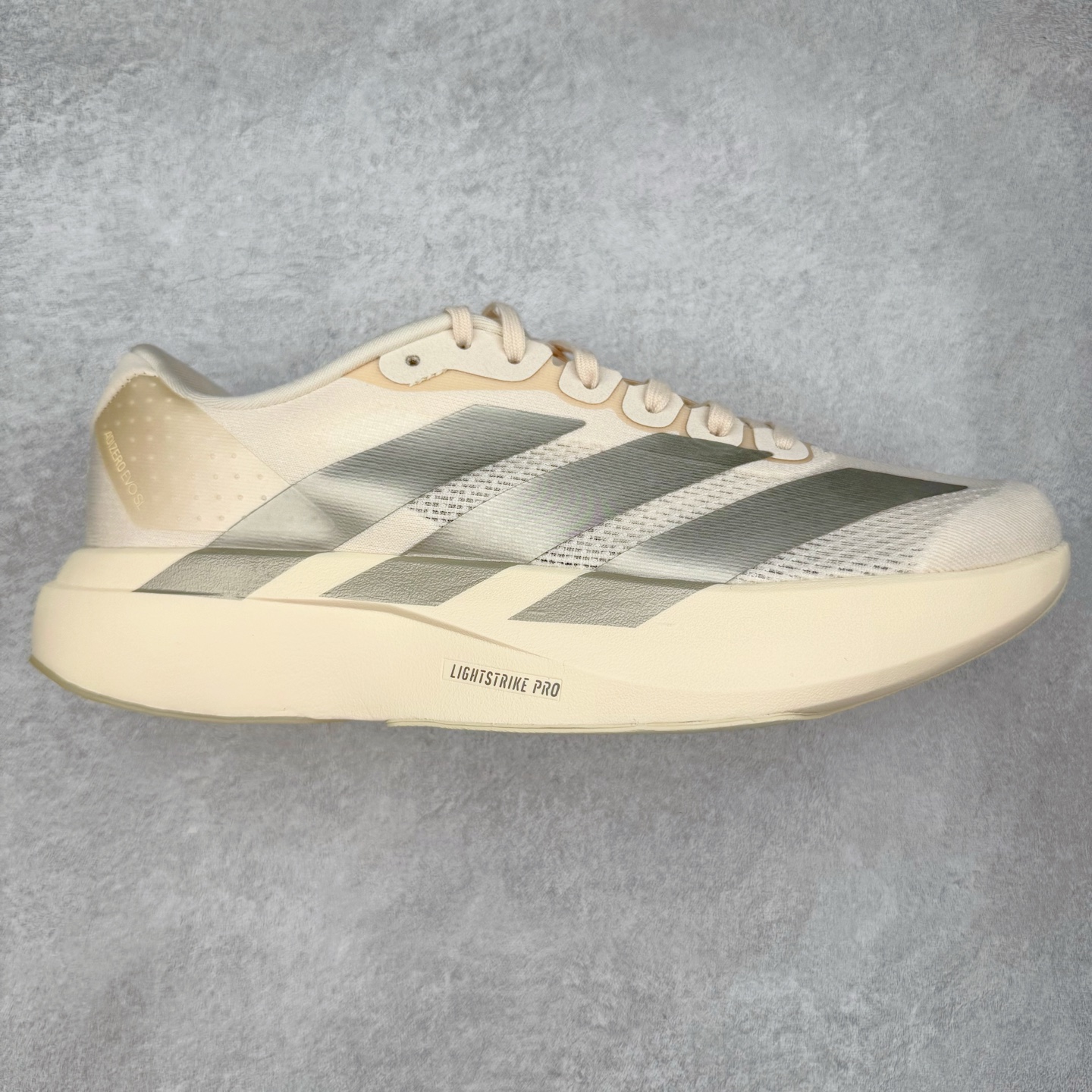 图片[9]-＃纯原 AD Adizero Eva SL M 零度进化版系列低帮轻便透气竞速休闲运动慢跑鞋 相信大家对去年 adidas 横空出世的「顶级超跑」adiZero Adios Pro EVO 1 记忆犹新！不仅登顶阿迪史上最轻跑鞋宝座，更在接下来的全球马拉松赛事中，持续书写着惊人成绩，被网友戏称新一代「阿迪神鞋」全网刷屏！极简设计语言与强烈速度感和存在感的鞋侧三线，让人过目不忘，特别种草！其中定位于中长跑训练的 adidas Adizero Evo SL，整体外观造型与 adiZero Adios Pro EVO 1 非常相似。中底配置方面搭载全掌 Lightstrike Pro，鞋面采用透气网面示人，契合日常训练鞋的定位，更加耐用。外底给到了马牌橡胶，及类似上代竞速旗舰 adidas Adizero Adios Pro 3 区域分布。整体看下来无论是外观的鲜明辨识度，还是配置的扎实程度都很顶。尺码：36 36⅔ 37⅓ 38 38⅔ 39⅓ 40 40⅔ 41⅓ 42 42⅔ 43⅓ 44 44⅔ 45⅓ 46⅓-选品中心