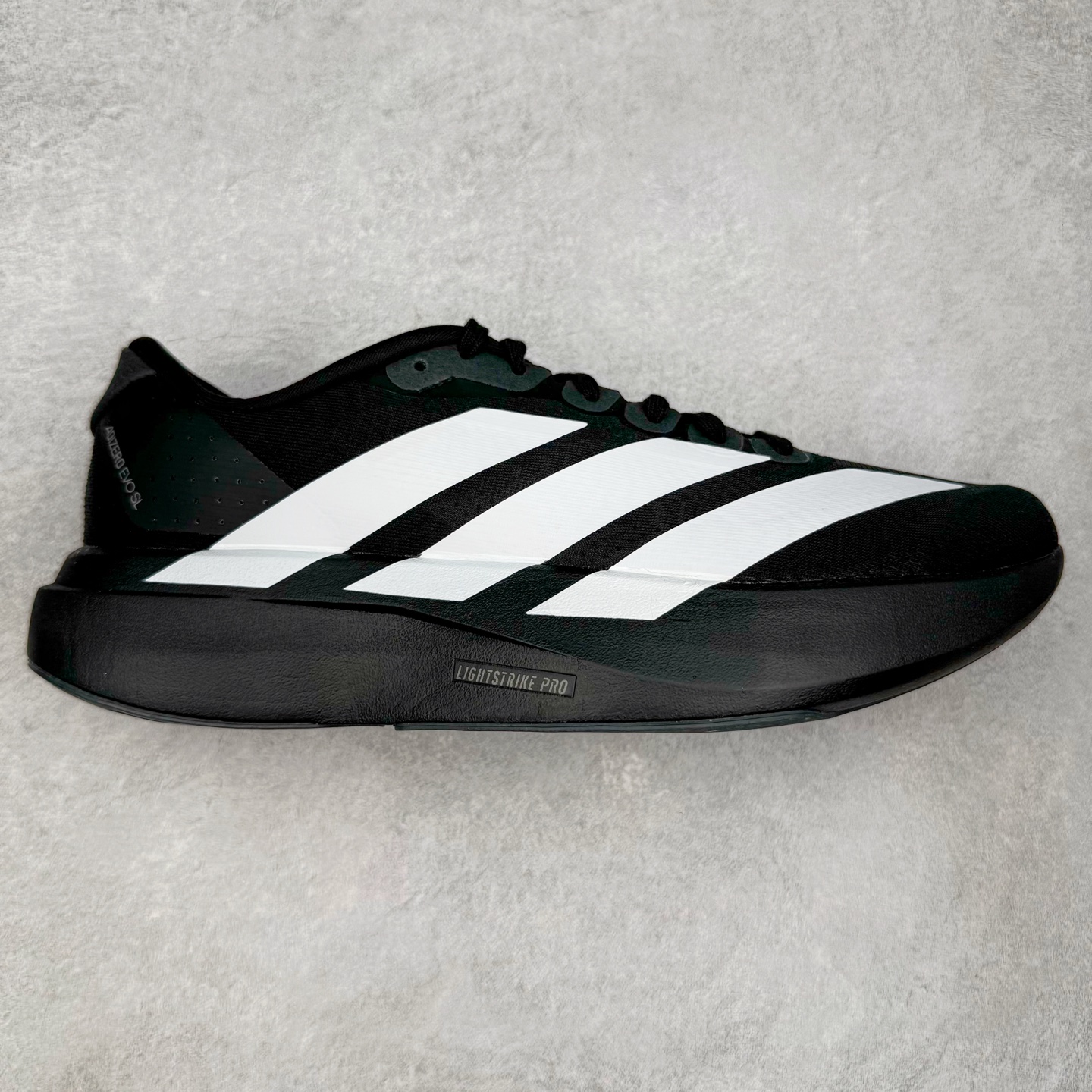 图片[11]-＃纯原 AD Adizero Eva SL M 零度进化版系列低帮轻便透气竞速休闲运动慢跑鞋 相信大家对去年 adidas 横空出世的「顶级超跑」adiZero Adios Pro EVO 1 记忆犹新！不仅登顶阿迪史上最轻跑鞋宝座，更在接下来的全球马拉松赛事中，持续书写着惊人成绩，被网友戏称新一代「阿迪神鞋」全网刷屏！极简设计语言与强烈速度感和存在感的鞋侧三线，让人过目不忘，特别种草！其中定位于中长跑训练的 adidas Adizero Evo SL，整体外观造型与 adiZero Adios Pro EVO 1 非常相似。中底配置方面搭载全掌 Lightstrike Pro，鞋面采用透气网面示人，契合日常训练鞋的定位，更加耐用。外底给到了马牌橡胶，及类似上代竞速旗舰 adidas Adizero Adios Pro 3 区域分布。整体看下来无论是外观的鲜明辨识度，还是配置的扎实程度都很顶。尺码：36 36⅔ 37⅓ 38 38⅔ 39⅓ 40 40⅔ 41⅓ 42 42⅔ 43⅓ 44 44⅔ 45⅓ 46⅓-选品中心