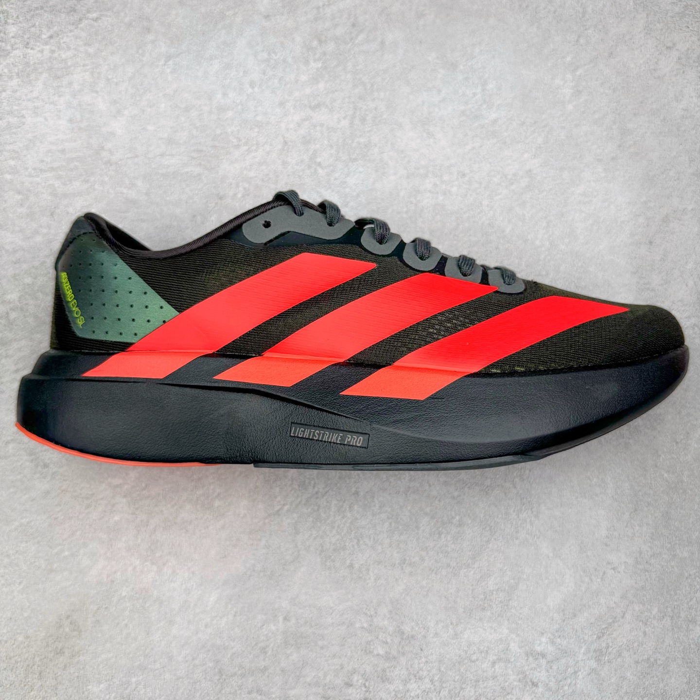 ＃纯原 AD Adizero Eva SL M 零度进化版系列低帮轻便透气竞速休闲运动慢跑鞋 JR3414 相信大家对去年 adidas 横空出世的「顶级超跑」adiZero Adios Pro EVO 1 记忆犹新！不仅登顶阿迪史上最轻跑鞋宝座，更在接下来的全球马拉松赛事中，持续书写着惊人成绩，被网友戏称新一代「阿迪神鞋」全网刷屏！极简设计语言与强烈速度感和存在感的鞋侧三线，让人过目不忘，特别种草！其中定位于中长跑训练的 adidas Adizero Evo SL，整体外观造型与 adiZero Adios Pro EVO 1 非常相似。中底配置方面搭载全掌 Lightstrike Pro，鞋面采用透气网面示人，契合日常训练鞋的定位，更加耐用。外底给到了马牌橡胶，及类似上代竞速旗舰 adidas Adizero Adios Pro 3 区域分布。整体看下来无论是外观的鲜明辨识度，还是配置的扎实程度都很顶。尺码：36 36⅔ 37⅓ 38 38⅔ 39⅓ 40 40⅔ 41⅓ 42 42⅔ 43⅓ 44 44⅔ 45⅓ 46⅓-选品中心