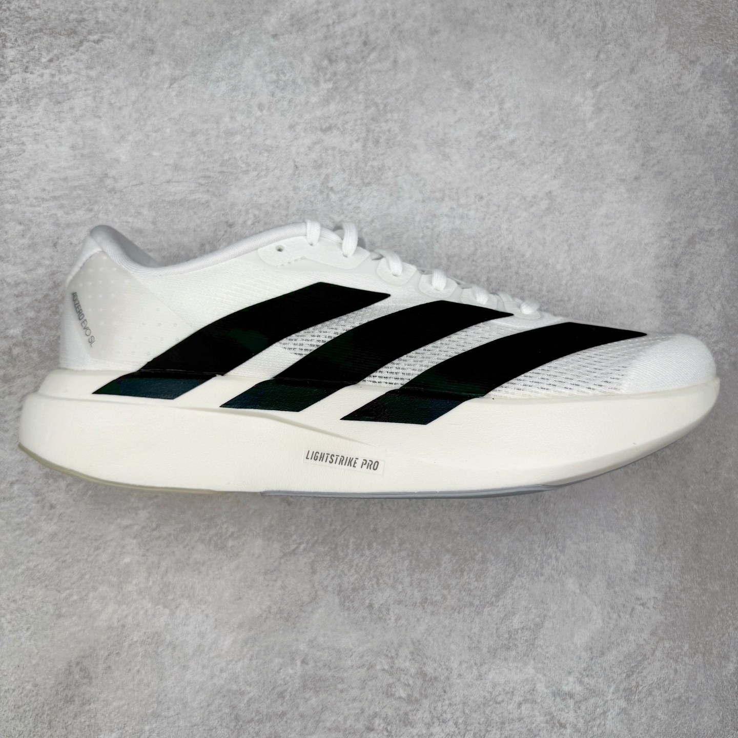 ＃纯原 AD Adizero Eva SL M 零度进化版系列低帮轻便透气竞速休闲运动慢跑鞋 JH6206 相信大家对去年 adidas 横空出世的「顶级超跑」adiZero Adios Pro EVO 1 记忆犹新！不仅登顶阿迪史上最轻跑鞋宝座，更在接下来的全球马拉松赛事中，持续书写着惊人成绩，被网友戏称新一代「阿迪神鞋」全网刷屏！极简设计语言与强烈速度感和存在感的鞋侧三线，让人过目不忘，特别种草！其中定位于中长跑训练的 adidas Adizero Evo SL，整体外观造型与 adiZero Adios Pro EVO 1 非常相似。中底配置方面搭载全掌 Lightstrike Pro，鞋面采用透气网面示人，契合日常训练鞋的定位，更加耐用。外底给到了马牌橡胶，及类似上代竞速旗舰 adidas Adizero Adios Pro 3 区域分布。整体看下来无论是外观的鲜明辨识度，还是配置的扎实程度都很顶。尺码：36 36⅔ 37⅓ 38 38⅔ 39⅓ 40 40⅔ 41⅓ 42 42⅔ 43⅓ 44 44⅔ 45⅓ 46⅓-选品中心