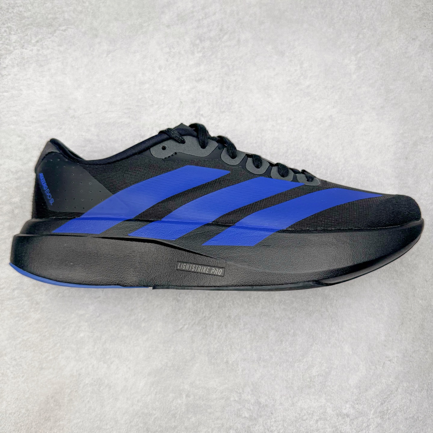 图片[4]-＃纯原 AD Adizero Eva SL M 零度进化版系列低帮轻便透气竞速休闲运动慢跑鞋 相信大家对去年 adidas 横空出世的「顶级超跑」adiZero Adios Pro EVO 1 记忆犹新！不仅登顶阿迪史上最轻跑鞋宝座，更在接下来的全球马拉松赛事中，持续书写着惊人成绩，被网友戏称新一代「阿迪神鞋」全网刷屏！极简设计语言与强烈速度感和存在感的鞋侧三线，让人过目不忘，特别种草！其中定位于中长跑训练的 adidas Adizero Evo SL，整体外观造型与 adiZero Adios Pro EVO 1 非常相似。中底配置方面搭载全掌 Lightstrike Pro，鞋面采用透气网面示人，契合日常训练鞋的定位，更加耐用。外底给到了马牌橡胶，及类似上代竞速旗舰 adidas Adizero Adios Pro 3 区域分布。整体看下来无论是外观的鲜明辨识度，还是配置的扎实程度都很顶。尺码：36 36⅔ 37⅓ 38 38⅔ 39⅓ 40 40⅔ 41⅓ 42 42⅔ 43⅓ 44 44⅔ 45⅓ 46⅓-选品中心