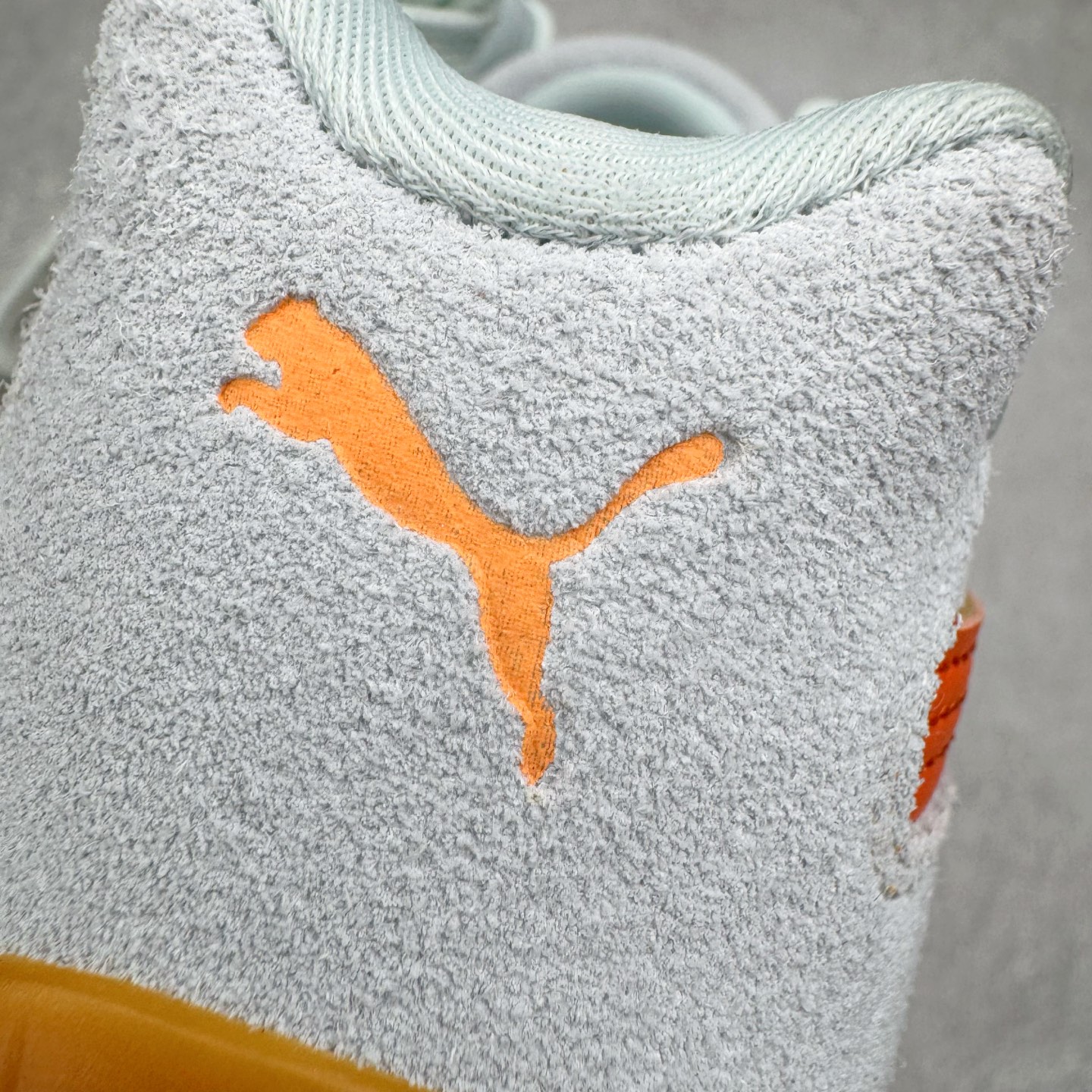 图片[16]-＃KZ纯原 PUMA Speedca OG 彪马极速赛车系列低帮德训风拼接复古百搭休闲运动赛车鞋 口碑大厂出品 品控大底版型不断改良更新 全套原纸板楦头开发 确保原汁原味 完美呈现版型 一比一鞋头弧度高度鞋身弧度 独家私模原厂航空铝磨具打磨大底 鞋头坡度极致还原 无解鞋型 原盒原配 圈内天花板工艺 原厂玻璃冲刀 超高清洁度 全鞋零毛边皮料切割 原厂中底布 鞋款从80、90年代赛车手所穿的防火赛车鞋为原型，鞋身线条模仿了赛车的流线廓形，体现了空气动力学原理的结构。简约流畅的外观，恰好又和贯穿其中的Formstrip Logo融合恰到好处，视觉上细节丰富且协调。本次Speedcat OG鞋款归来，最大看点自然式保留了窄版鞋型以及薄底构造。这两年各品牌鞋底越做越厚，Speedcat反其道而行之，上脚几乎无鞋底的效果带来耳目一新的视觉体验。鞋面依旧是以质感细腻的麂皮材质打造，并且大面积近乎全包裹的使用，复古味道也愈发浓烈。配色上更是将最原始的黑色和红色带回，向F1赛车队的标志性队服致敬。相信让各位一眼种草的更多是出挑的大红色，上脚即可瞬间点亮整体造型，在以球鞋为核心的OOTD中脱颖而出。而另一款黑色则是低调的万金油，彰显新潮个性的同时又不喧宾夺主，也是热爱简约系穿搭朋友的首选。 尺码：35.5 36 37 37.5 38 38.5 39 40 40.5 41 42 42.5 43 44 44.5 45 46-选品中心