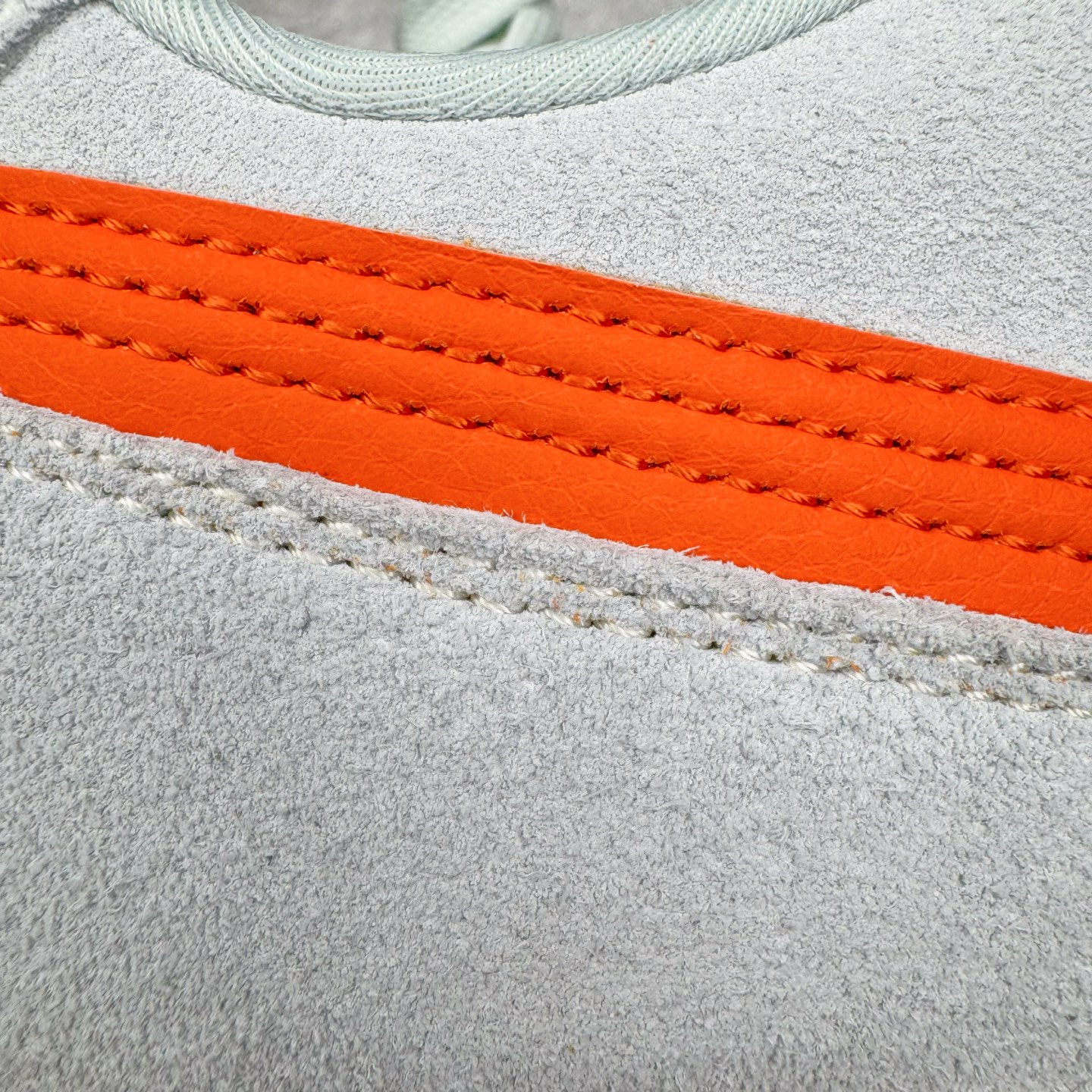 图片[17]-＃KZ纯原 PUMA Speedca OG 彪马极速赛车系列低帮德训风拼接复古百搭休闲运动赛车鞋 口碑大厂出品 品控大底版型不断改良更新 全套原纸板楦头开发 确保原汁原味 完美呈现版型 一比一鞋头弧度高度鞋身弧度 独家私模原厂航空铝磨具打磨大底 鞋头坡度极致还原 无解鞋型 原盒原配 圈内天花板工艺 原厂玻璃冲刀 超高清洁度 全鞋零毛边皮料切割 原厂中底布 鞋款从80、90年代赛车手所穿的防火赛车鞋为原型，鞋身线条模仿了赛车的流线廓形，体现了空气动力学原理的结构。简约流畅的外观，恰好又和贯穿其中的Formstrip Logo融合恰到好处，视觉上细节丰富且协调。本次Speedcat OG鞋款归来，最大看点自然式保留了窄版鞋型以及薄底构造。这两年各品牌鞋底越做越厚，Speedcat反其道而行之，上脚几乎无鞋底的效果带来耳目一新的视觉体验。鞋面依旧是以质感细腻的麂皮材质打造，并且大面积近乎全包裹的使用，复古味道也愈发浓烈。配色上更是将最原始的黑色和红色带回，向F1赛车队的标志性队服致敬。相信让各位一眼种草的更多是出挑的大红色，上脚即可瞬间点亮整体造型，在以球鞋为核心的OOTD中脱颖而出。而另一款黑色则是低调的万金油，彰显新潮个性的同时又不喧宾夺主，也是热爱简约系穿搭朋友的首选。 尺码：35.5 36 37 37.5 38 38.5 39 40 40.5 41 42 42.5 43 44 44.5 45 46-选品中心