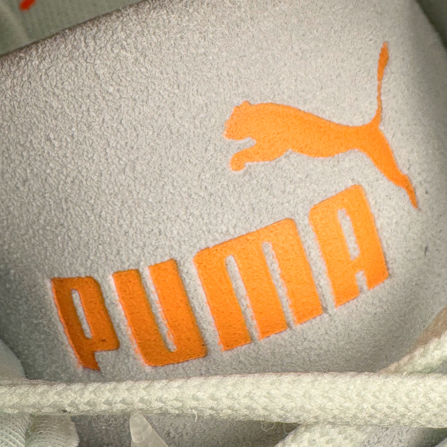 图片[12]-＃KZ纯原 PUMA Speedca OG 彪马极速赛车系列低帮德训风拼接复古百搭休闲运动赛车鞋 口碑大厂出品 品控大底版型不断改良更新 全套原纸板楦头开发 确保原汁原味 完美呈现版型 一比一鞋头弧度高度鞋身弧度 独家私模原厂航空铝磨具打磨大底 鞋头坡度极致还原 无解鞋型 原盒原配 圈内天花板工艺 原厂玻璃冲刀 超高清洁度 全鞋零毛边皮料切割 原厂中底布 鞋款从80、90年代赛车手所穿的防火赛车鞋为原型，鞋身线条模仿了赛车的流线廓形，体现了空气动力学原理的结构。简约流畅的外观，恰好又和贯穿其中的Formstrip Logo融合恰到好处，视觉上细节丰富且协调。本次Speedcat OG鞋款归来，最大看点自然式保留了窄版鞋型以及薄底构造。这两年各品牌鞋底越做越厚，Speedcat反其道而行之，上脚几乎无鞋底的效果带来耳目一新的视觉体验。鞋面依旧是以质感细腻的麂皮材质打造，并且大面积近乎全包裹的使用，复古味道也愈发浓烈。配色上更是将最原始的黑色和红色带回，向F1赛车队的标志性队服致敬。相信让各位一眼种草的更多是出挑的大红色，上脚即可瞬间点亮整体造型，在以球鞋为核心的OOTD中脱颖而出。而另一款黑色则是低调的万金油，彰显新潮个性的同时又不喧宾夺主，也是热爱简约系穿搭朋友的首选。 尺码：35.5 36 37 37.5 38 38.5 39 40 40.5 41 42 42.5 43 44 44.5 45 46-选品中心