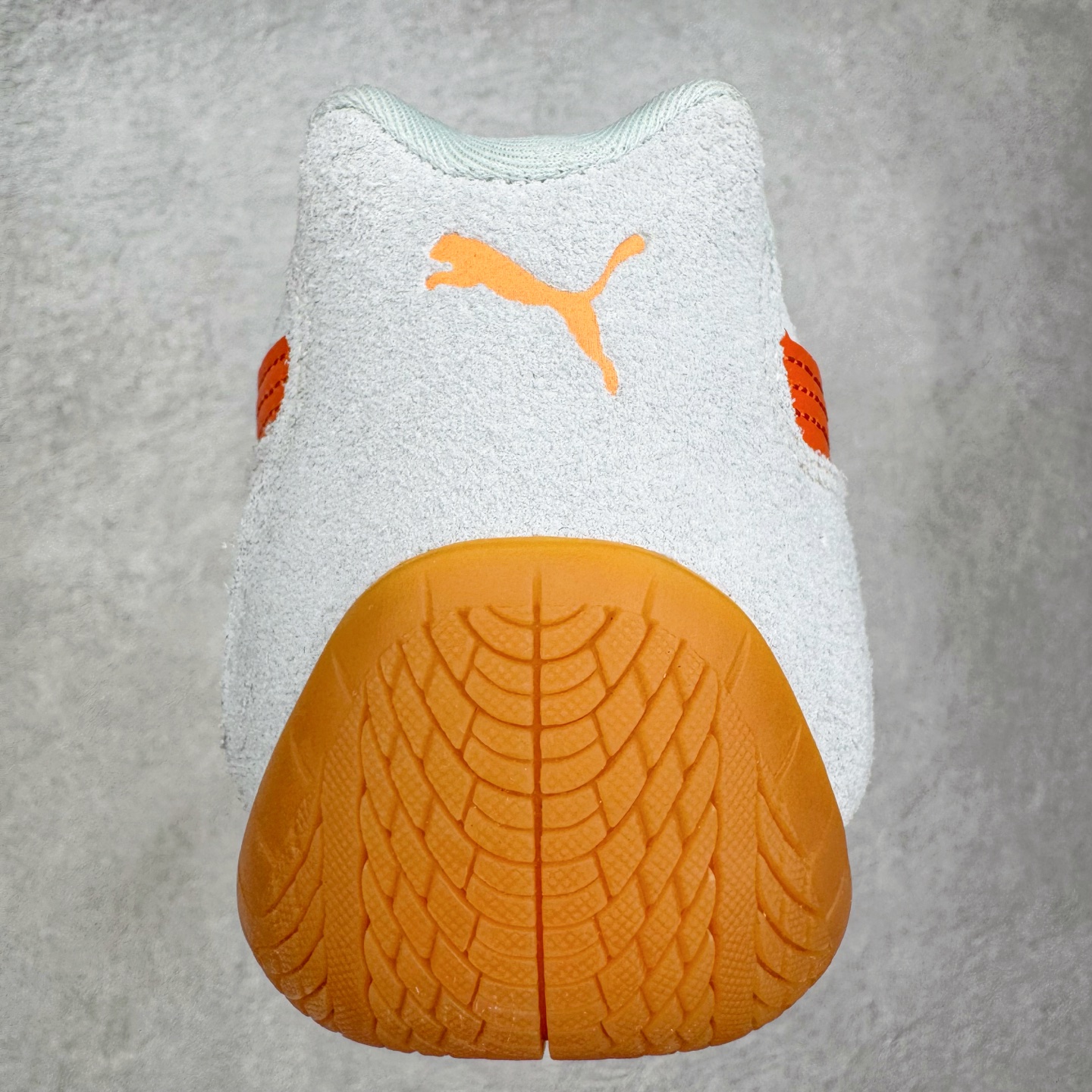 图片[8]-＃KZ纯原 PUMA Speedca OG 彪马极速赛车系列低帮德训风拼接复古百搭休闲运动赛车鞋 口碑大厂出品 品控大底版型不断改良更新 全套原纸板楦头开发 确保原汁原味 完美呈现版型 一比一鞋头弧度高度鞋身弧度 独家私模原厂航空铝磨具打磨大底 鞋头坡度极致还原 无解鞋型 原盒原配 圈内天花板工艺 原厂玻璃冲刀 超高清洁度 全鞋零毛边皮料切割 原厂中底布 鞋款从80、90年代赛车手所穿的防火赛车鞋为原型，鞋身线条模仿了赛车的流线廓形，体现了空气动力学原理的结构。简约流畅的外观，恰好又和贯穿其中的Formstrip Logo融合恰到好处，视觉上细节丰富且协调。本次Speedcat OG鞋款归来，最大看点自然式保留了窄版鞋型以及薄底构造。这两年各品牌鞋底越做越厚，Speedcat反其道而行之，上脚几乎无鞋底的效果带来耳目一新的视觉体验。鞋面依旧是以质感细腻的麂皮材质打造，并且大面积近乎全包裹的使用，复古味道也愈发浓烈。配色上更是将最原始的黑色和红色带回，向F1赛车队的标志性队服致敬。相信让各位一眼种草的更多是出挑的大红色，上脚即可瞬间点亮整体造型，在以球鞋为核心的OOTD中脱颖而出。而另一款黑色则是低调的万金油，彰显新潮个性的同时又不喧宾夺主，也是热爱简约系穿搭朋友的首选。 尺码：35.5 36 37 37.5 38 38.5 39 40 40.5 41 42 42.5 43 44 44.5 45 46-选品中心