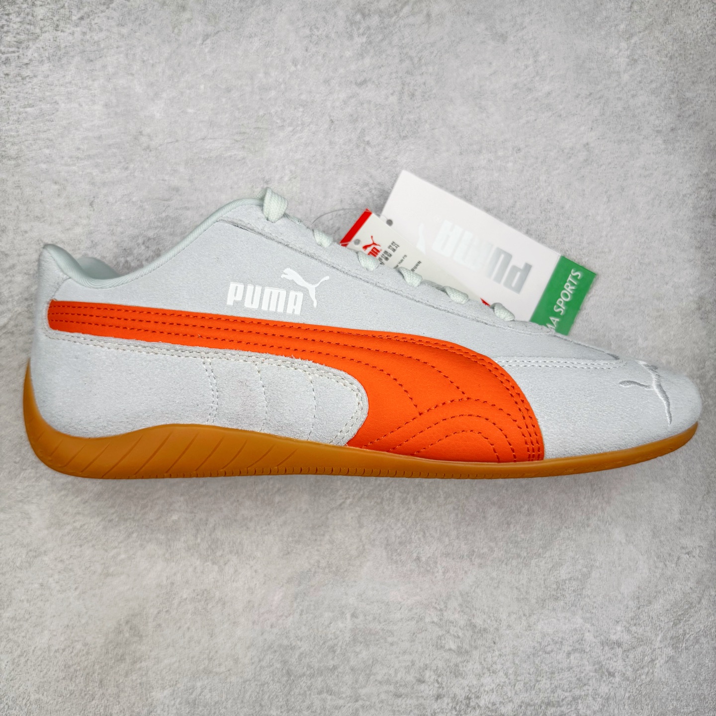 ＃KZ纯原 PUMA Speedca OG 彪马极速赛车系列低帮德训风拼接复古百搭休闲运动赛车鞋 口碑大厂出品 品控大底版型不断改良更新 全套原纸板楦头开发 确保原汁原味 完美呈现版型 一比一鞋头弧度高度鞋身弧度 独家私模原厂航空铝磨具打磨大底 鞋头坡度极致还原 无解鞋型 原盒原配 圈内天花板工艺 原厂玻璃冲刀 超高清洁度 全鞋零毛边皮料切割 原厂中底布 鞋款从80、90年代赛车手所穿的防火赛车鞋为原型，鞋身线条模仿了赛车的流线廓形，体现了空气动力学原理的结构。简约流畅的外观，恰好又和贯穿其中的Formstrip Logo融合恰到好处，视觉上细节丰富且协调。本次Speedcat OG鞋款归来，最大看点自然式保留了窄版鞋型以及薄底构造。这两年各品牌鞋底越做越厚，Speedcat反其道而行之，上脚几乎无鞋底的效果带来耳目一新的视觉体验。鞋面依旧是以质感细腻的麂皮材质打造，并且大面积近乎全包裹的使用，复古味道也愈发浓烈。配色上更是将最原始的黑色和红色带回，向F1赛车队的标志性队服致敬。相信让各位一眼种草的更多是出挑的大红色，上脚即可瞬间点亮整体造型，在以球鞋为核心的OOTD中脱颖而出。而另一款黑色则是低调的万金油，彰显新潮个性的同时又不喧宾夺主，也是热爱简约系穿搭朋友的首选。 尺码：35.5 36 37 37.5 38 38.5 39 40 40.5 41 42 42.5 43 44 44.5 45 46-选品中心