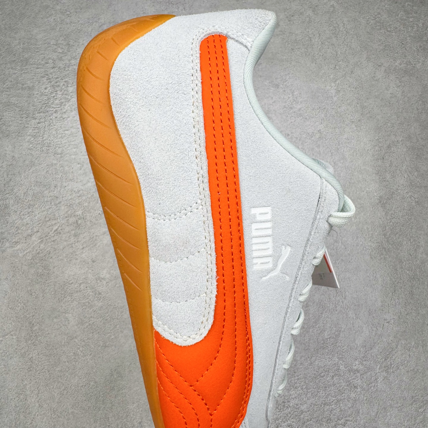 图片[6]-＃KZ纯原 PUMA Speedca OG 彪马极速赛车系列低帮德训风拼接复古百搭休闲运动赛车鞋 口碑大厂出品 品控大底版型不断改良更新 全套原纸板楦头开发 确保原汁原味 完美呈现版型 一比一鞋头弧度高度鞋身弧度 独家私模原厂航空铝磨具打磨大底 鞋头坡度极致还原 无解鞋型 原盒原配 圈内天花板工艺 原厂玻璃冲刀 超高清洁度 全鞋零毛边皮料切割 原厂中底布 鞋款从80、90年代赛车手所穿的防火赛车鞋为原型，鞋身线条模仿了赛车的流线廓形，体现了空气动力学原理的结构。简约流畅的外观，恰好又和贯穿其中的Formstrip Logo融合恰到好处，视觉上细节丰富且协调。本次Speedcat OG鞋款归来，最大看点自然式保留了窄版鞋型以及薄底构造。这两年各品牌鞋底越做越厚，Speedcat反其道而行之，上脚几乎无鞋底的效果带来耳目一新的视觉体验。鞋面依旧是以质感细腻的麂皮材质打造，并且大面积近乎全包裹的使用，复古味道也愈发浓烈。配色上更是将最原始的黑色和红色带回，向F1赛车队的标志性队服致敬。相信让各位一眼种草的更多是出挑的大红色，上脚即可瞬间点亮整体造型，在以球鞋为核心的OOTD中脱颖而出。而另一款黑色则是低调的万金油，彰显新潮个性的同时又不喧宾夺主，也是热爱简约系穿搭朋友的首选。 尺码：35.5 36 37 37.5 38 38.5 39 40 40.5 41 42 42.5 43 44 44.5 45 46-选品中心