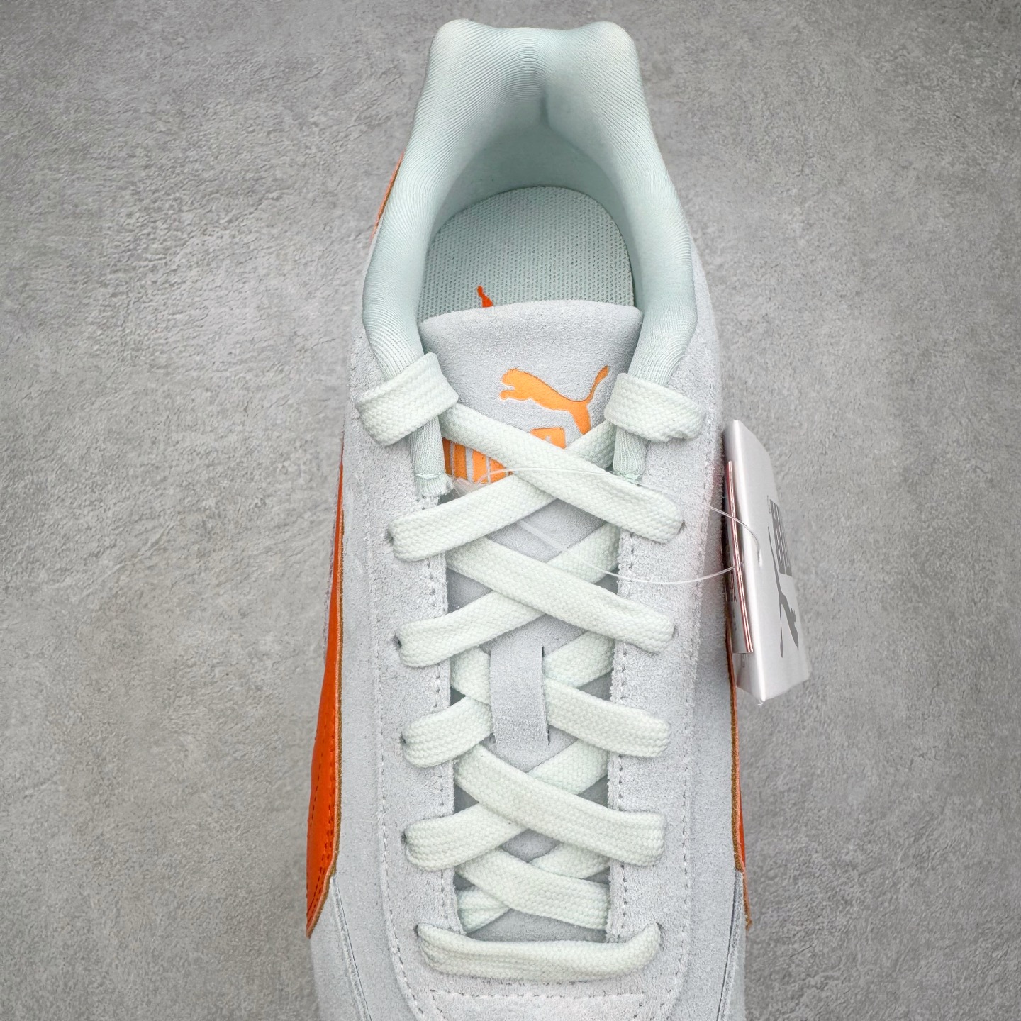 图片[5]-＃KZ纯原 PUMA Speedca OG 彪马极速赛车系列低帮德训风拼接复古百搭休闲运动赛车鞋 口碑大厂出品 品控大底版型不断改良更新 全套原纸板楦头开发 确保原汁原味 完美呈现版型 一比一鞋头弧度高度鞋身弧度 独家私模原厂航空铝磨具打磨大底 鞋头坡度极致还原 无解鞋型 原盒原配 圈内天花板工艺 原厂玻璃冲刀 超高清洁度 全鞋零毛边皮料切割 原厂中底布 鞋款从80、90年代赛车手所穿的防火赛车鞋为原型，鞋身线条模仿了赛车的流线廓形，体现了空气动力学原理的结构。简约流畅的外观，恰好又和贯穿其中的Formstrip Logo融合恰到好处，视觉上细节丰富且协调。本次Speedcat OG鞋款归来，最大看点自然式保留了窄版鞋型以及薄底构造。这两年各品牌鞋底越做越厚，Speedcat反其道而行之，上脚几乎无鞋底的效果带来耳目一新的视觉体验。鞋面依旧是以质感细腻的麂皮材质打造，并且大面积近乎全包裹的使用，复古味道也愈发浓烈。配色上更是将最原始的黑色和红色带回，向F1赛车队的标志性队服致敬。相信让各位一眼种草的更多是出挑的大红色，上脚即可瞬间点亮整体造型，在以球鞋为核心的OOTD中脱颖而出。而另一款黑色则是低调的万金油，彰显新潮个性的同时又不喧宾夺主，也是热爱简约系穿搭朋友的首选。 尺码：35.5 36 37 37.5 38 38.5 39 40 40.5 41 42 42.5 43 44 44.5 45 46-选品中心