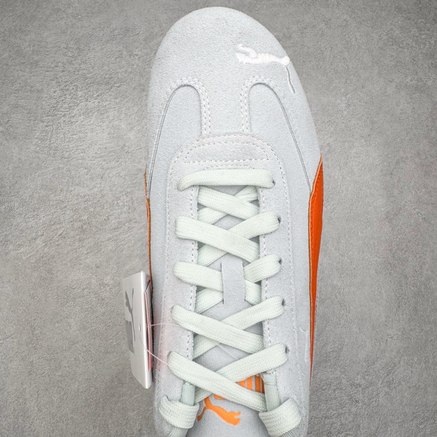 图片[4]-＃KZ纯原 PUMA Speedca OG 彪马极速赛车系列低帮德训风拼接复古百搭休闲运动赛车鞋 口碑大厂出品 品控大底版型不断改良更新 全套原纸板楦头开发 确保原汁原味 完美呈现版型 一比一鞋头弧度高度鞋身弧度 独家私模原厂航空铝磨具打磨大底 鞋头坡度极致还原 无解鞋型 原盒原配 圈内天花板工艺 原厂玻璃冲刀 超高清洁度 全鞋零毛边皮料切割 原厂中底布 鞋款从80、90年代赛车手所穿的防火赛车鞋为原型，鞋身线条模仿了赛车的流线廓形，体现了空气动力学原理的结构。简约流畅的外观，恰好又和贯穿其中的Formstrip Logo融合恰到好处，视觉上细节丰富且协调。本次Speedcat OG鞋款归来，最大看点自然式保留了窄版鞋型以及薄底构造。这两年各品牌鞋底越做越厚，Speedcat反其道而行之，上脚几乎无鞋底的效果带来耳目一新的视觉体验。鞋面依旧是以质感细腻的麂皮材质打造，并且大面积近乎全包裹的使用，复古味道也愈发浓烈。配色上更是将最原始的黑色和红色带回，向F1赛车队的标志性队服致敬。相信让各位一眼种草的更多是出挑的大红色，上脚即可瞬间点亮整体造型，在以球鞋为核心的OOTD中脱颖而出。而另一款黑色则是低调的万金油，彰显新潮个性的同时又不喧宾夺主，也是热爱简约系穿搭朋友的首选。 尺码：35.5 36 37 37.5 38 38.5 39 40 40.5 41 42 42.5 43 44 44.5 45 46-选品中心