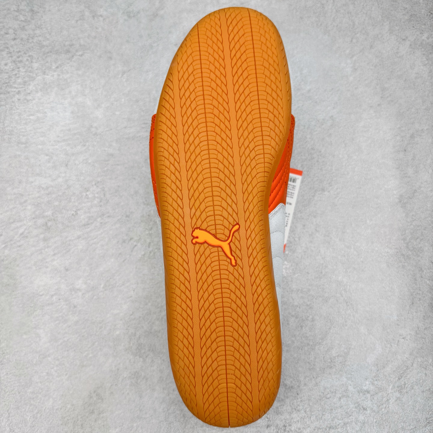 图片[9]-＃KZ纯原 PUMA Speedca OG 彪马极速赛车系列低帮德训风拼接复古百搭休闲运动赛车鞋 口碑大厂出品 品控大底版型不断改良更新 全套原纸板楦头开发 确保原汁原味 完美呈现版型 一比一鞋头弧度高度鞋身弧度 独家私模原厂航空铝磨具打磨大底 鞋头坡度极致还原 无解鞋型 原盒原配 圈内天花板工艺 原厂玻璃冲刀 超高清洁度 全鞋零毛边皮料切割 原厂中底布 鞋款从80、90年代赛车手所穿的防火赛车鞋为原型，鞋身线条模仿了赛车的流线廓形，体现了空气动力学原理的结构。简约流畅的外观，恰好又和贯穿其中的Formstrip Logo融合恰到好处，视觉上细节丰富且协调。本次Speedcat OG鞋款归来，最大看点自然式保留了窄版鞋型以及薄底构造。这两年各品牌鞋底越做越厚，Speedcat反其道而行之，上脚几乎无鞋底的效果带来耳目一新的视觉体验。鞋面依旧是以质感细腻的麂皮材质打造，并且大面积近乎全包裹的使用，复古味道也愈发浓烈。配色上更是将最原始的黑色和红色带回，向F1赛车队的标志性队服致敬。相信让各位一眼种草的更多是出挑的大红色，上脚即可瞬间点亮整体造型，在以球鞋为核心的OOTD中脱颖而出。而另一款黑色则是低调的万金油，彰显新潮个性的同时又不喧宾夺主，也是热爱简约系穿搭朋友的首选。 尺码：35.5 36 37 37.5 38 38.5 39 40 40.5 41 42 42.5 43 44 44.5 45 46-选品中心