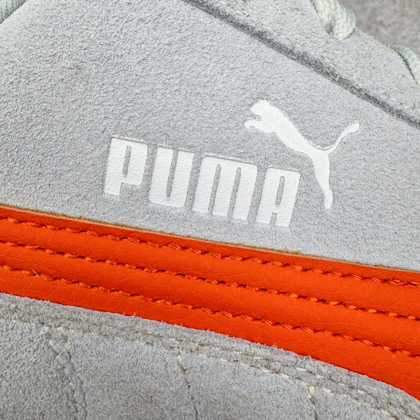 图片[18]-＃KZ纯原 PUMA Speedca OG 彪马极速赛车系列低帮德训风拼接复古百搭休闲运动赛车鞋 口碑大厂出品 品控大底版型不断改良更新 全套原纸板楦头开发 确保原汁原味 完美呈现版型 一比一鞋头弧度高度鞋身弧度 独家私模原厂航空铝磨具打磨大底 鞋头坡度极致还原 无解鞋型 原盒原配 圈内天花板工艺 原厂玻璃冲刀 超高清洁度 全鞋零毛边皮料切割 原厂中底布 鞋款从80、90年代赛车手所穿的防火赛车鞋为原型，鞋身线条模仿了赛车的流线廓形，体现了空气动力学原理的结构。简约流畅的外观，恰好又和贯穿其中的Formstrip Logo融合恰到好处，视觉上细节丰富且协调。本次Speedcat OG鞋款归来，最大看点自然式保留了窄版鞋型以及薄底构造。这两年各品牌鞋底越做越厚，Speedcat反其道而行之，上脚几乎无鞋底的效果带来耳目一新的视觉体验。鞋面依旧是以质感细腻的麂皮材质打造，并且大面积近乎全包裹的使用，复古味道也愈发浓烈。配色上更是将最原始的黑色和红色带回，向F1赛车队的标志性队服致敬。相信让各位一眼种草的更多是出挑的大红色，上脚即可瞬间点亮整体造型，在以球鞋为核心的OOTD中脱颖而出。而另一款黑色则是低调的万金油，彰显新潮个性的同时又不喧宾夺主，也是热爱简约系穿搭朋友的首选。 尺码：35.5 36 37 37.5 38 38.5 39 40 40.5 41 42 42.5 43 44 44.5 45 46-选品中心