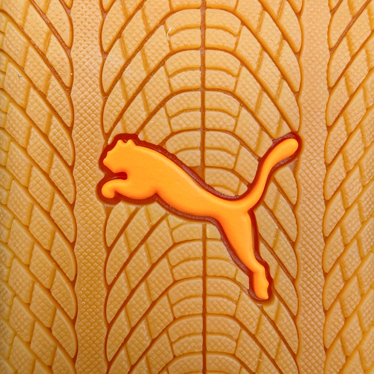 图片[20]-＃KZ纯原 PUMA Speedca OG 彪马极速赛车系列低帮德训风拼接复古百搭休闲运动赛车鞋 口碑大厂出品 品控大底版型不断改良更新 全套原纸板楦头开发 确保原汁原味 完美呈现版型 一比一鞋头弧度高度鞋身弧度 独家私模原厂航空铝磨具打磨大底 鞋头坡度极致还原 无解鞋型 原盒原配 圈内天花板工艺 原厂玻璃冲刀 超高清洁度 全鞋零毛边皮料切割 原厂中底布 鞋款从80、90年代赛车手所穿的防火赛车鞋为原型，鞋身线条模仿了赛车的流线廓形，体现了空气动力学原理的结构。简约流畅的外观，恰好又和贯穿其中的Formstrip Logo融合恰到好处，视觉上细节丰富且协调。本次Speedcat OG鞋款归来，最大看点自然式保留了窄版鞋型以及薄底构造。这两年各品牌鞋底越做越厚，Speedcat反其道而行之，上脚几乎无鞋底的效果带来耳目一新的视觉体验。鞋面依旧是以质感细腻的麂皮材质打造，并且大面积近乎全包裹的使用，复古味道也愈发浓烈。配色上更是将最原始的黑色和红色带回，向F1赛车队的标志性队服致敬。相信让各位一眼种草的更多是出挑的大红色，上脚即可瞬间点亮整体造型，在以球鞋为核心的OOTD中脱颖而出。而另一款黑色则是低调的万金油，彰显新潮个性的同时又不喧宾夺主，也是热爱简约系穿搭朋友的首选。 尺码：35.5 36 37 37.5 38 38.5 39 40 40.5 41 42 42.5 43 44 44.5 45 46-选品中心