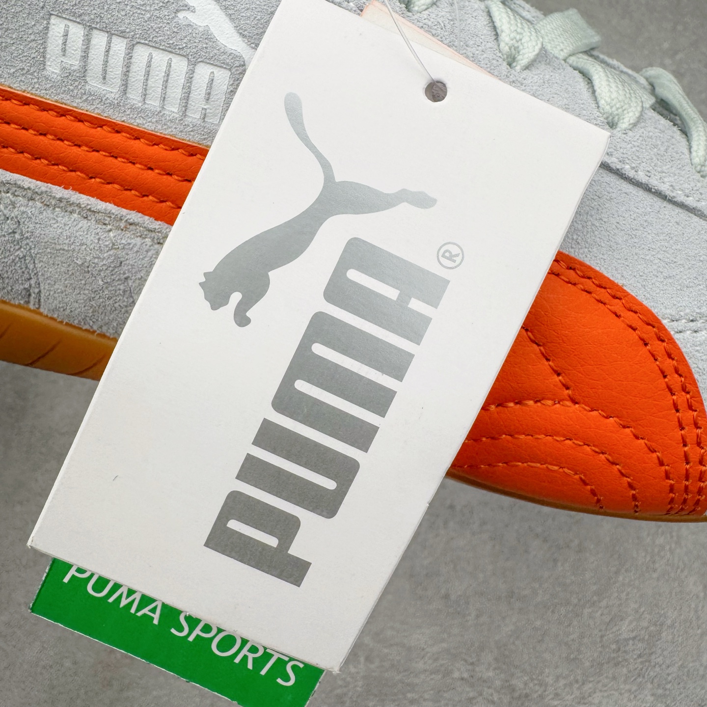 图片[13]-＃KZ纯原 PUMA Speedca OG 彪马极速赛车系列低帮德训风拼接复古百搭休闲运动赛车鞋 口碑大厂出品 品控大底版型不断改良更新 全套原纸板楦头开发 确保原汁原味 完美呈现版型 一比一鞋头弧度高度鞋身弧度 独家私模原厂航空铝磨具打磨大底 鞋头坡度极致还原 无解鞋型 原盒原配 圈内天花板工艺 原厂玻璃冲刀 超高清洁度 全鞋零毛边皮料切割 原厂中底布 鞋款从80、90年代赛车手所穿的防火赛车鞋为原型，鞋身线条模仿了赛车的流线廓形，体现了空气动力学原理的结构。简约流畅的外观，恰好又和贯穿其中的Formstrip Logo融合恰到好处，视觉上细节丰富且协调。本次Speedcat OG鞋款归来，最大看点自然式保留了窄版鞋型以及薄底构造。这两年各品牌鞋底越做越厚，Speedcat反其道而行之，上脚几乎无鞋底的效果带来耳目一新的视觉体验。鞋面依旧是以质感细腻的麂皮材质打造，并且大面积近乎全包裹的使用，复古味道也愈发浓烈。配色上更是将最原始的黑色和红色带回，向F1赛车队的标志性队服致敬。相信让各位一眼种草的更多是出挑的大红色，上脚即可瞬间点亮整体造型，在以球鞋为核心的OOTD中脱颖而出。而另一款黑色则是低调的万金油，彰显新潮个性的同时又不喧宾夺主，也是热爱简约系穿搭朋友的首选。 尺码：35.5 36 37 37.5 38 38.5 39 40 40.5 41 42 42.5 43 44 44.5 45 46-选品中心