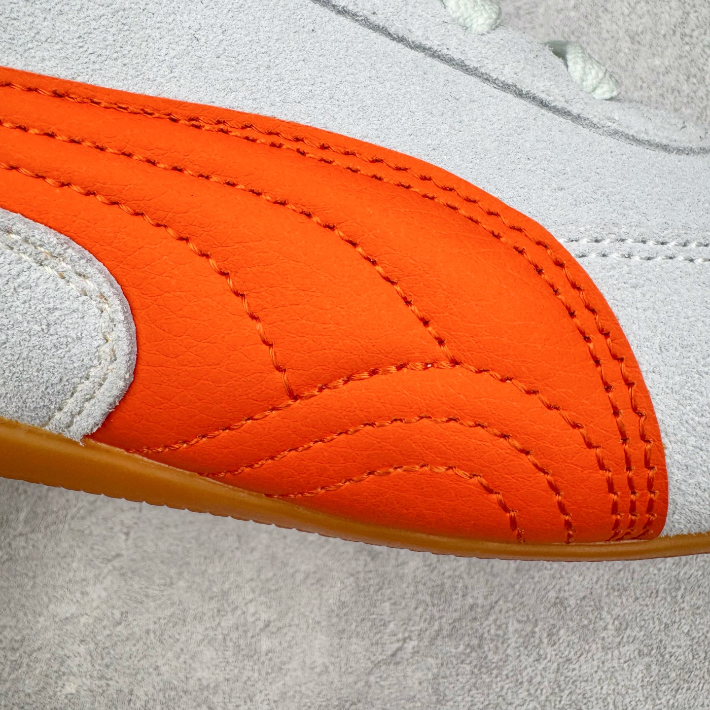 图片[19]-＃KZ纯原 PUMA Speedca OG 彪马极速赛车系列低帮德训风拼接复古百搭休闲运动赛车鞋 口碑大厂出品 品控大底版型不断改良更新 全套原纸板楦头开发 确保原汁原味 完美呈现版型 一比一鞋头弧度高度鞋身弧度 独家私模原厂航空铝磨具打磨大底 鞋头坡度极致还原 无解鞋型 原盒原配 圈内天花板工艺 原厂玻璃冲刀 超高清洁度 全鞋零毛边皮料切割 原厂中底布 鞋款从80、90年代赛车手所穿的防火赛车鞋为原型，鞋身线条模仿了赛车的流线廓形，体现了空气动力学原理的结构。简约流畅的外观，恰好又和贯穿其中的Formstrip Logo融合恰到好处，视觉上细节丰富且协调。本次Speedcat OG鞋款归来，最大看点自然式保留了窄版鞋型以及薄底构造。这两年各品牌鞋底越做越厚，Speedcat反其道而行之，上脚几乎无鞋底的效果带来耳目一新的视觉体验。鞋面依旧是以质感细腻的麂皮材质打造，并且大面积近乎全包裹的使用，复古味道也愈发浓烈。配色上更是将最原始的黑色和红色带回，向F1赛车队的标志性队服致敬。相信让各位一眼种草的更多是出挑的大红色，上脚即可瞬间点亮整体造型，在以球鞋为核心的OOTD中脱颖而出。而另一款黑色则是低调的万金油，彰显新潮个性的同时又不喧宾夺主，也是热爱简约系穿搭朋友的首选。 尺码：35.5 36 37 37.5 38 38.5 39 40 40.5 41 42 42.5 43 44 44.5 45 46-选品中心