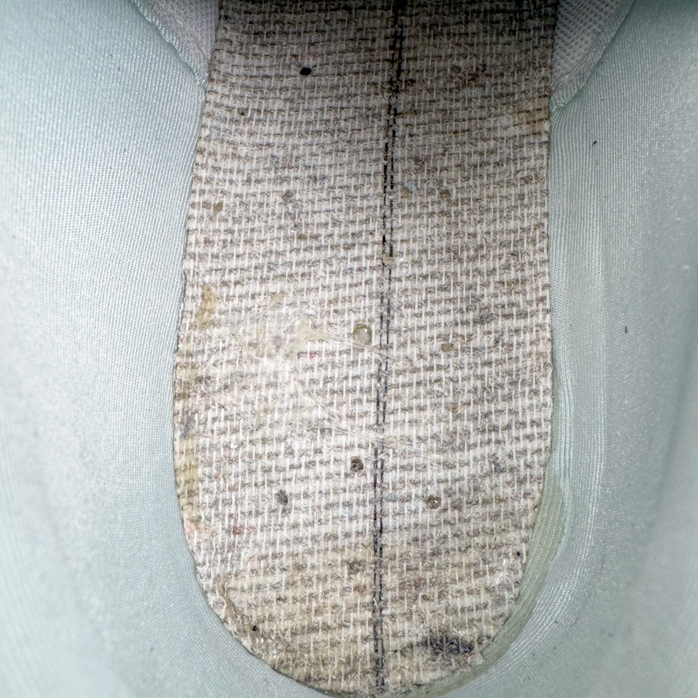 图片[10]-＃KZ纯原 PUMA Speedca OG 彪马极速赛车系列低帮德训风拼接复古百搭休闲运动赛车鞋 口碑大厂出品 品控大底版型不断改良更新 全套原纸板楦头开发 确保原汁原味 完美呈现版型 一比一鞋头弧度高度鞋身弧度 独家私模原厂航空铝磨具打磨大底 鞋头坡度极致还原 无解鞋型 原盒原配 圈内天花板工艺 原厂玻璃冲刀 超高清洁度 全鞋零毛边皮料切割 原厂中底布 鞋款从80、90年代赛车手所穿的防火赛车鞋为原型，鞋身线条模仿了赛车的流线廓形，体现了空气动力学原理的结构。简约流畅的外观，恰好又和贯穿其中的Formstrip Logo融合恰到好处，视觉上细节丰富且协调。本次Speedcat OG鞋款归来，最大看点自然式保留了窄版鞋型以及薄底构造。这两年各品牌鞋底越做越厚，Speedcat反其道而行之，上脚几乎无鞋底的效果带来耳目一新的视觉体验。鞋面依旧是以质感细腻的麂皮材质打造，并且大面积近乎全包裹的使用，复古味道也愈发浓烈。配色上更是将最原始的黑色和红色带回，向F1赛车队的标志性队服致敬。相信让各位一眼种草的更多是出挑的大红色，上脚即可瞬间点亮整体造型，在以球鞋为核心的OOTD中脱颖而出。而另一款黑色则是低调的万金油，彰显新潮个性的同时又不喧宾夺主，也是热爱简约系穿搭朋友的首选。 尺码：35.5 36 37 37.5 38 38.5 39 40 40.5 41 42 42.5 43 44 44.5 45 46-选品中心