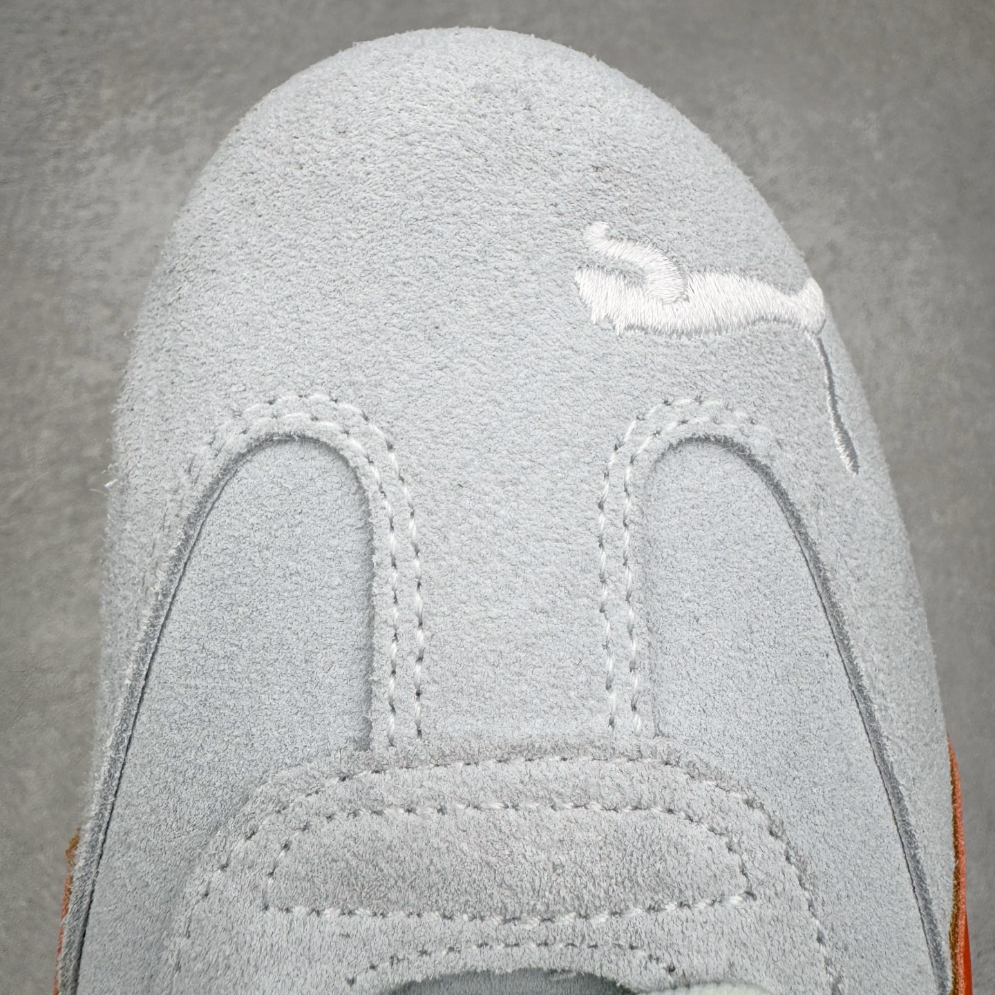 图片[15]-＃KZ纯原 PUMA Speedca OG 彪马极速赛车系列低帮德训风拼接复古百搭休闲运动赛车鞋 口碑大厂出品 品控大底版型不断改良更新 全套原纸板楦头开发 确保原汁原味 完美呈现版型 一比一鞋头弧度高度鞋身弧度 独家私模原厂航空铝磨具打磨大底 鞋头坡度极致还原 无解鞋型 原盒原配 圈内天花板工艺 原厂玻璃冲刀 超高清洁度 全鞋零毛边皮料切割 原厂中底布 鞋款从80、90年代赛车手所穿的防火赛车鞋为原型，鞋身线条模仿了赛车的流线廓形，体现了空气动力学原理的结构。简约流畅的外观，恰好又和贯穿其中的Formstrip Logo融合恰到好处，视觉上细节丰富且协调。本次Speedcat OG鞋款归来，最大看点自然式保留了窄版鞋型以及薄底构造。这两年各品牌鞋底越做越厚，Speedcat反其道而行之，上脚几乎无鞋底的效果带来耳目一新的视觉体验。鞋面依旧是以质感细腻的麂皮材质打造，并且大面积近乎全包裹的使用，复古味道也愈发浓烈。配色上更是将最原始的黑色和红色带回，向F1赛车队的标志性队服致敬。相信让各位一眼种草的更多是出挑的大红色，上脚即可瞬间点亮整体造型，在以球鞋为核心的OOTD中脱颖而出。而另一款黑色则是低调的万金油，彰显新潮个性的同时又不喧宾夺主，也是热爱简约系穿搭朋友的首选。 尺码：35.5 36 37 37.5 38 38.5 39 40 40.5 41 42 42.5 43 44 44.5 45 46-选品中心