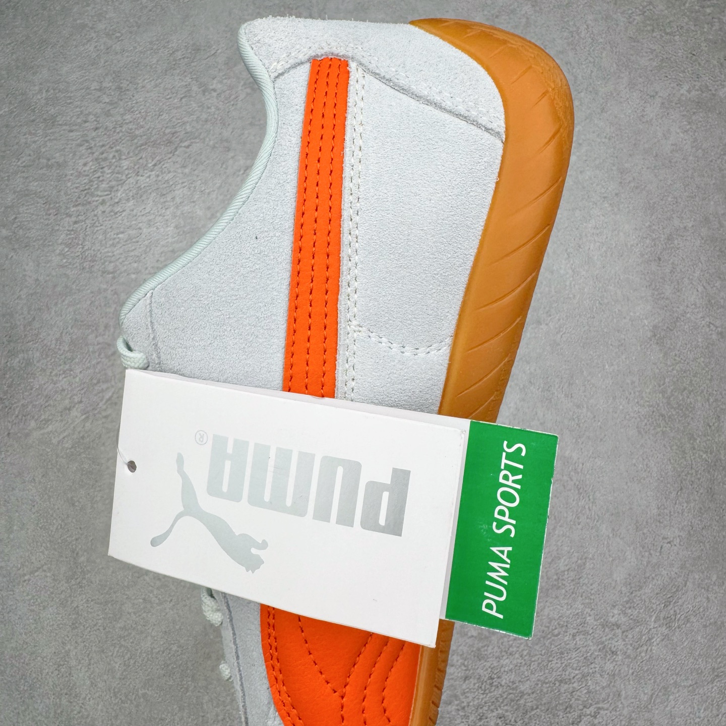 图片[7]-＃KZ纯原 PUMA Speedca OG 彪马极速赛车系列低帮德训风拼接复古百搭休闲运动赛车鞋 口碑大厂出品 品控大底版型不断改良更新 全套原纸板楦头开发 确保原汁原味 完美呈现版型 一比一鞋头弧度高度鞋身弧度 独家私模原厂航空铝磨具打磨大底 鞋头坡度极致还原 无解鞋型 原盒原配 圈内天花板工艺 原厂玻璃冲刀 超高清洁度 全鞋零毛边皮料切割 原厂中底布 鞋款从80、90年代赛车手所穿的防火赛车鞋为原型，鞋身线条模仿了赛车的流线廓形，体现了空气动力学原理的结构。简约流畅的外观，恰好又和贯穿其中的Formstrip Logo融合恰到好处，视觉上细节丰富且协调。本次Speedcat OG鞋款归来，最大看点自然式保留了窄版鞋型以及薄底构造。这两年各品牌鞋底越做越厚，Speedcat反其道而行之，上脚几乎无鞋底的效果带来耳目一新的视觉体验。鞋面依旧是以质感细腻的麂皮材质打造，并且大面积近乎全包裹的使用，复古味道也愈发浓烈。配色上更是将最原始的黑色和红色带回，向F1赛车队的标志性队服致敬。相信让各位一眼种草的更多是出挑的大红色，上脚即可瞬间点亮整体造型，在以球鞋为核心的OOTD中脱颖而出。而另一款黑色则是低调的万金油，彰显新潮个性的同时又不喧宾夺主，也是热爱简约系穿搭朋友的首选。 尺码：35.5 36 37 37.5 38 38.5 39 40 40.5 41 42 42.5 43 44 44.5 45 46-选品中心