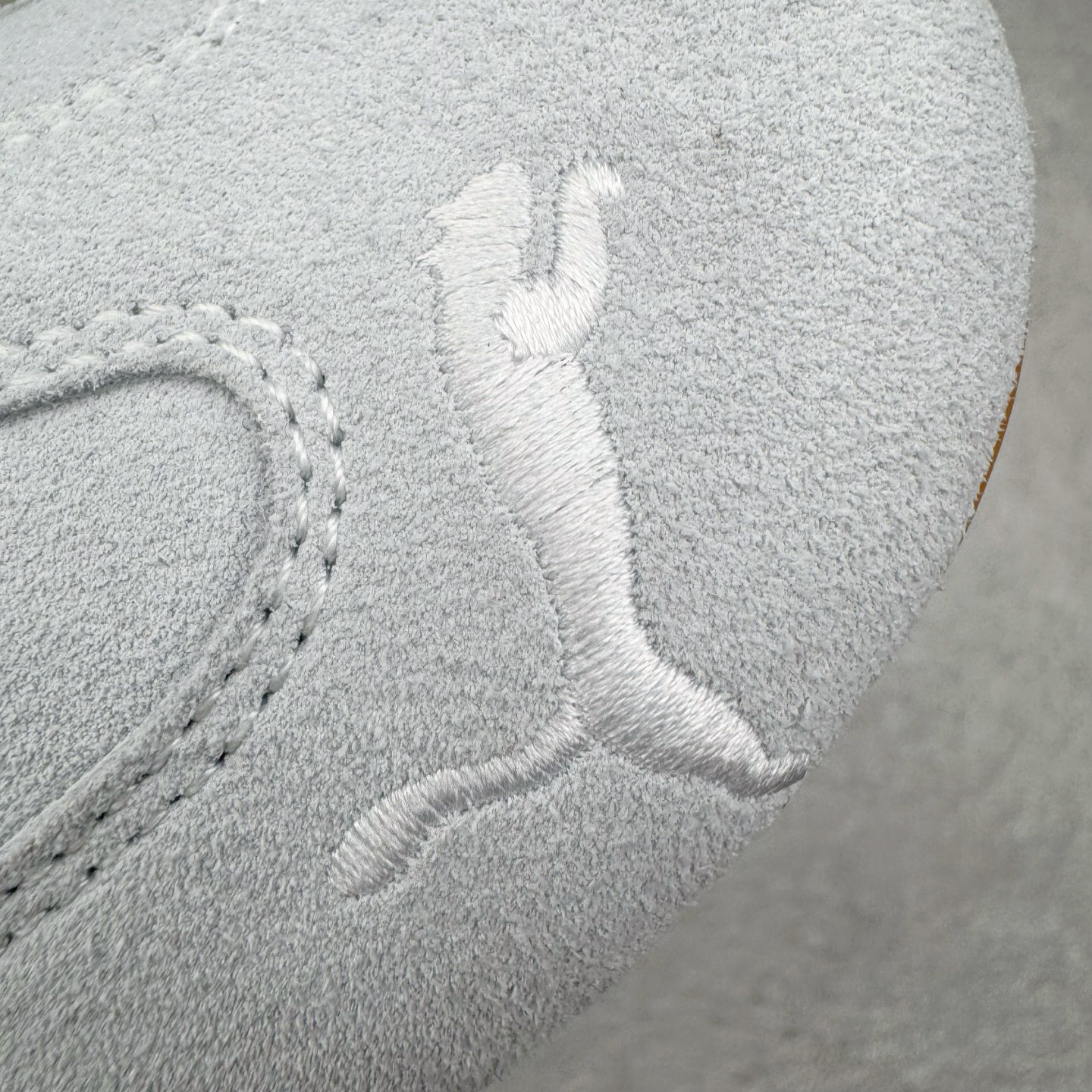 图片[14]-＃KZ纯原 PUMA Speedca OG 彪马极速赛车系列低帮德训风拼接复古百搭休闲运动赛车鞋 口碑大厂出品 品控大底版型不断改良更新 全套原纸板楦头开发 确保原汁原味 完美呈现版型 一比一鞋头弧度高度鞋身弧度 独家私模原厂航空铝磨具打磨大底 鞋头坡度极致还原 无解鞋型 原盒原配 圈内天花板工艺 原厂玻璃冲刀 超高清洁度 全鞋零毛边皮料切割 原厂中底布 鞋款从80、90年代赛车手所穿的防火赛车鞋为原型，鞋身线条模仿了赛车的流线廓形，体现了空气动力学原理的结构。简约流畅的外观，恰好又和贯穿其中的Formstrip Logo融合恰到好处，视觉上细节丰富且协调。本次Speedcat OG鞋款归来，最大看点自然式保留了窄版鞋型以及薄底构造。这两年各品牌鞋底越做越厚，Speedcat反其道而行之，上脚几乎无鞋底的效果带来耳目一新的视觉体验。鞋面依旧是以质感细腻的麂皮材质打造，并且大面积近乎全包裹的使用，复古味道也愈发浓烈。配色上更是将最原始的黑色和红色带回，向F1赛车队的标志性队服致敬。相信让各位一眼种草的更多是出挑的大红色，上脚即可瞬间点亮整体造型，在以球鞋为核心的OOTD中脱颖而出。而另一款黑色则是低调的万金油，彰显新潮个性的同时又不喧宾夺主，也是热爱简约系穿搭朋友的首选。 尺码：35.5 36 37 37.5 38 38.5 39 40 40.5 41 42 42.5 43 44 44.5 45 46-选品中心