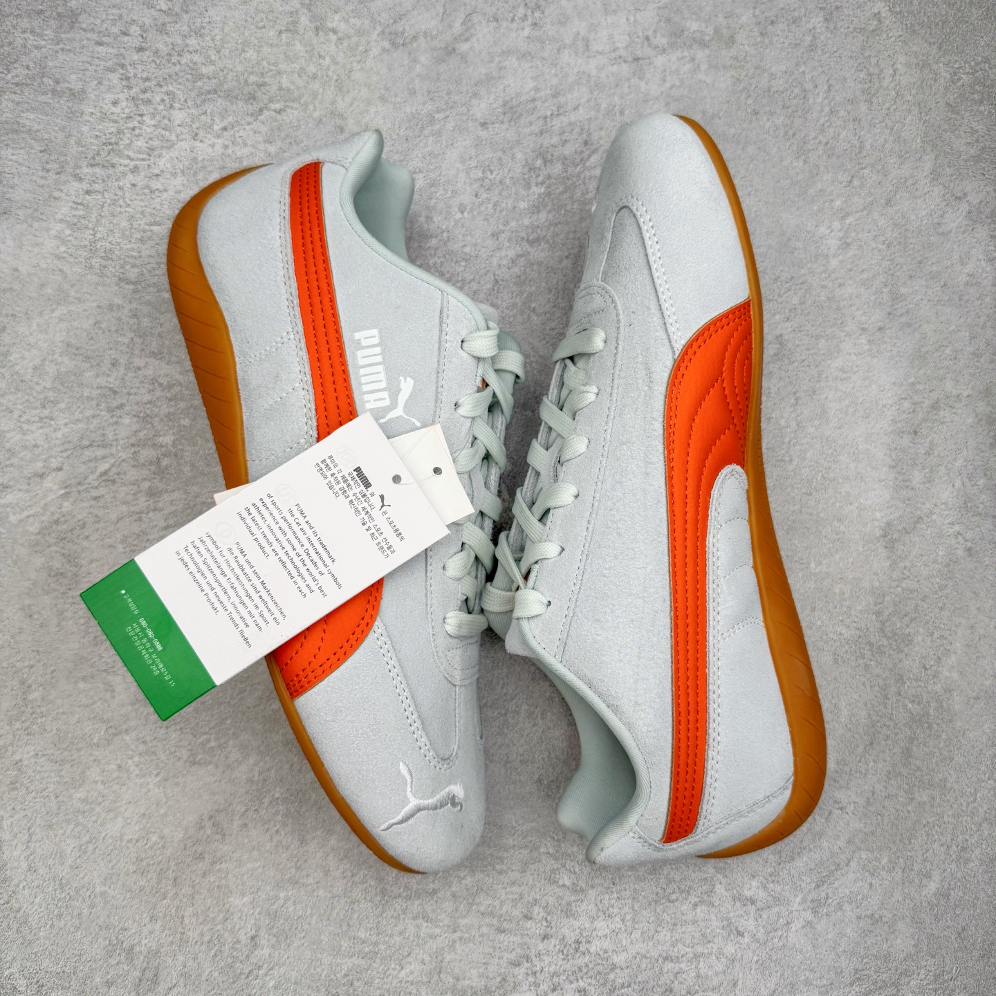 图片[3]-＃KZ纯原 PUMA Speedca OG 彪马极速赛车系列低帮德训风拼接复古百搭休闲运动赛车鞋 口碑大厂出品 品控大底版型不断改良更新 全套原纸板楦头开发 确保原汁原味 完美呈现版型 一比一鞋头弧度高度鞋身弧度 独家私模原厂航空铝磨具打磨大底 鞋头坡度极致还原 无解鞋型 原盒原配 圈内天花板工艺 原厂玻璃冲刀 超高清洁度 全鞋零毛边皮料切割 原厂中底布 鞋款从80、90年代赛车手所穿的防火赛车鞋为原型，鞋身线条模仿了赛车的流线廓形，体现了空气动力学原理的结构。简约流畅的外观，恰好又和贯穿其中的Formstrip Logo融合恰到好处，视觉上细节丰富且协调。本次Speedcat OG鞋款归来，最大看点自然式保留了窄版鞋型以及薄底构造。这两年各品牌鞋底越做越厚，Speedcat反其道而行之，上脚几乎无鞋底的效果带来耳目一新的视觉体验。鞋面依旧是以质感细腻的麂皮材质打造，并且大面积近乎全包裹的使用，复古味道也愈发浓烈。配色上更是将最原始的黑色和红色带回，向F1赛车队的标志性队服致敬。相信让各位一眼种草的更多是出挑的大红色，上脚即可瞬间点亮整体造型，在以球鞋为核心的OOTD中脱颖而出。而另一款黑色则是低调的万金油，彰显新潮个性的同时又不喧宾夺主，也是热爱简约系穿搭朋友的首选。 尺码：35.5 36 37 37.5 38 38.5 39 40 40.5 41 42 42.5 43 44 44.5 45 46-选品中心