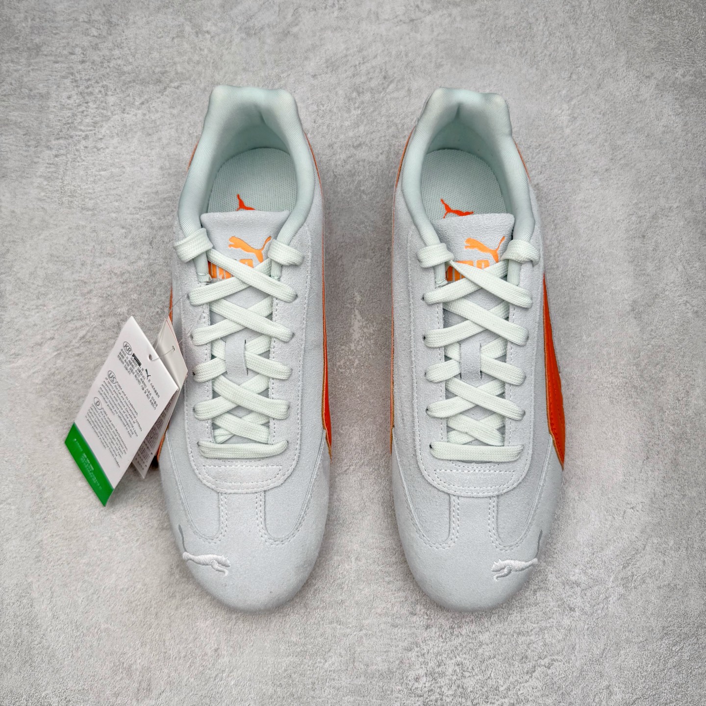 图片[2]-＃KZ纯原 PUMA Speedca OG 彪马极速赛车系列低帮德训风拼接复古百搭休闲运动赛车鞋 口碑大厂出品 品控大底版型不断改良更新 全套原纸板楦头开发 确保原汁原味 完美呈现版型 一比一鞋头弧度高度鞋身弧度 独家私模原厂航空铝磨具打磨大底 鞋头坡度极致还原 无解鞋型 原盒原配 圈内天花板工艺 原厂玻璃冲刀 超高清洁度 全鞋零毛边皮料切割 原厂中底布 鞋款从80、90年代赛车手所穿的防火赛车鞋为原型，鞋身线条模仿了赛车的流线廓形，体现了空气动力学原理的结构。简约流畅的外观，恰好又和贯穿其中的Formstrip Logo融合恰到好处，视觉上细节丰富且协调。本次Speedcat OG鞋款归来，最大看点自然式保留了窄版鞋型以及薄底构造。这两年各品牌鞋底越做越厚，Speedcat反其道而行之，上脚几乎无鞋底的效果带来耳目一新的视觉体验。鞋面依旧是以质感细腻的麂皮材质打造，并且大面积近乎全包裹的使用，复古味道也愈发浓烈。配色上更是将最原始的黑色和红色带回，向F1赛车队的标志性队服致敬。相信让各位一眼种草的更多是出挑的大红色，上脚即可瞬间点亮整体造型，在以球鞋为核心的OOTD中脱颖而出。而另一款黑色则是低调的万金油，彰显新潮个性的同时又不喧宾夺主，也是热爱简约系穿搭朋友的首选。 尺码：35.5 36 37 37.5 38 38.5 39 40 40.5 41 42 42.5 43 44 44.5 45 46-选品中心