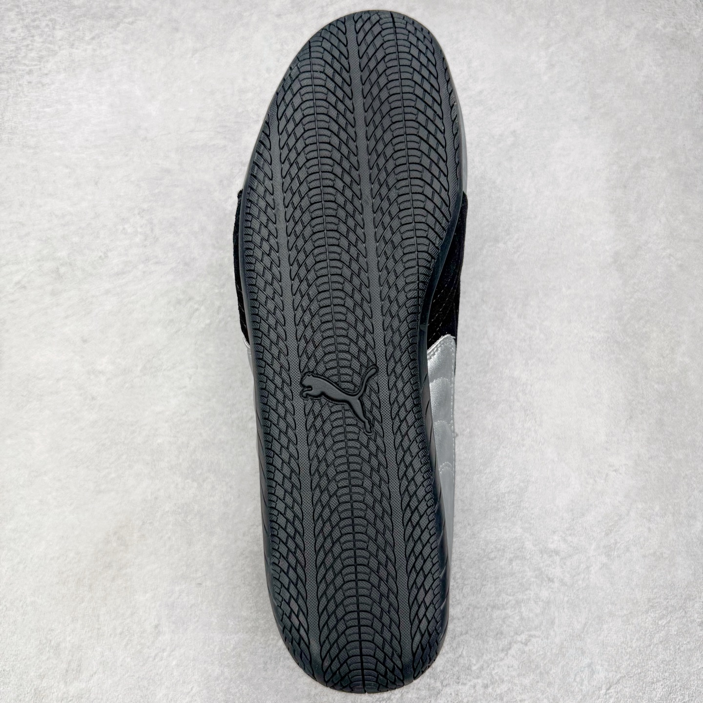 图片[9]-＃KZ纯原 PUMA Speedca OG 彪马极速赛车系列低帮德训风拼接复古百搭休闲运动赛车鞋 口碑大厂出品 品控大底版型不断改良更新 全套原纸板楦头开发 确保原汁原味 完美呈现版型 一比一鞋头弧度高度鞋身弧度 独家私模原厂航空铝磨具打磨大底 鞋头坡度极致还原 无解鞋型 原盒原配 圈内天花板工艺 原厂玻璃冲刀 超高清洁度 全鞋零毛边皮料切割 原厂中底布 鞋款从80、90年代赛车手所穿的防火赛车鞋为原型，鞋身线条模仿了赛车的流线廓形，体现了空气动力学原理的结构。简约流畅的外观，恰好又和贯穿其中的Formstrip Logo融合恰到好处，视觉上细节丰富且协调。本次Speedcat OG鞋款归来，最大看点自然式保留了窄版鞋型以及薄底构造。这两年各品牌鞋底越做越厚，Speedcat反其道而行之，上脚几乎无鞋底的效果带来耳目一新的视觉体验。鞋面依旧是以质感细腻的麂皮材质打造，并且大面积近乎全包裹的使用，复古味道也愈发浓烈。配色上更是将最原始的黑色和红色带回，向F1赛车队的标志性队服致敬。相信让各位一眼种草的更多是出挑的大红色，上脚即可瞬间点亮整体造型，在以球鞋为核心的OOTD中脱颖而出。而另一款黑色则是低调的万金油，彰显新潮个性的同时又不喧宾夺主，也是热爱简约系穿搭朋友的首选。 尺码：35.5 36 37 37.5 38 38.5 39 40 40.5 41 42 42.5 43 44 44.5 45 46-选品中心