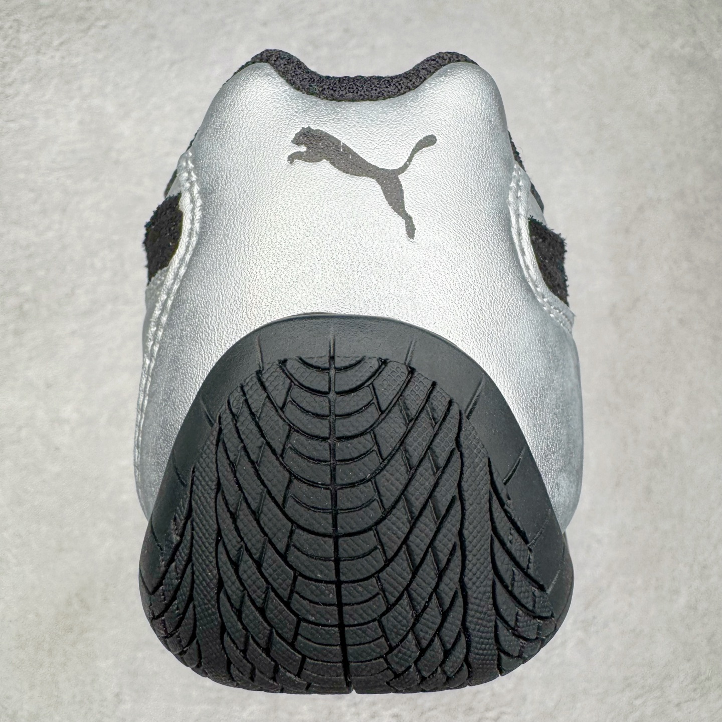 图片[8]-＃KZ纯原 PUMA Speedca OG 彪马极速赛车系列低帮德训风拼接复古百搭休闲运动赛车鞋 口碑大厂出品 品控大底版型不断改良更新 全套原纸板楦头开发 确保原汁原味 完美呈现版型 一比一鞋头弧度高度鞋身弧度 独家私模原厂航空铝磨具打磨大底 鞋头坡度极致还原 无解鞋型 原盒原配 圈内天花板工艺 原厂玻璃冲刀 超高清洁度 全鞋零毛边皮料切割 原厂中底布 鞋款从80、90年代赛车手所穿的防火赛车鞋为原型，鞋身线条模仿了赛车的流线廓形，体现了空气动力学原理的结构。简约流畅的外观，恰好又和贯穿其中的Formstrip Logo融合恰到好处，视觉上细节丰富且协调。本次Speedcat OG鞋款归来，最大看点自然式保留了窄版鞋型以及薄底构造。这两年各品牌鞋底越做越厚，Speedcat反其道而行之，上脚几乎无鞋底的效果带来耳目一新的视觉体验。鞋面依旧是以质感细腻的麂皮材质打造，并且大面积近乎全包裹的使用，复古味道也愈发浓烈。配色上更是将最原始的黑色和红色带回，向F1赛车队的标志性队服致敬。相信让各位一眼种草的更多是出挑的大红色，上脚即可瞬间点亮整体造型，在以球鞋为核心的OOTD中脱颖而出。而另一款黑色则是低调的万金油，彰显新潮个性的同时又不喧宾夺主，也是热爱简约系穿搭朋友的首选。 尺码：35.5 36 37 37.5 38 38.5 39 40 40.5 41 42 42.5 43 44 44.5 45 46-选品中心