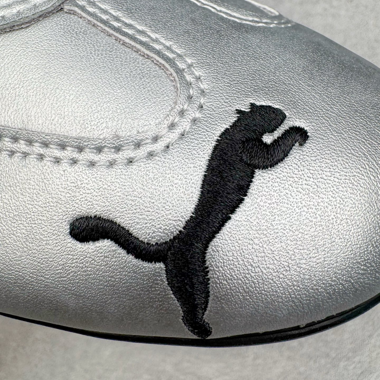 图片[11]-＃KZ纯原 PUMA Speedca OG 彪马极速赛车系列低帮德训风拼接复古百搭休闲运动赛车鞋 口碑大厂出品 品控大底版型不断改良更新 全套原纸板楦头开发 确保原汁原味 完美呈现版型 一比一鞋头弧度高度鞋身弧度 独家私模原厂航空铝磨具打磨大底 鞋头坡度极致还原 无解鞋型 原盒原配 圈内天花板工艺 原厂玻璃冲刀 超高清洁度 全鞋零毛边皮料切割 原厂中底布 鞋款从80、90年代赛车手所穿的防火赛车鞋为原型，鞋身线条模仿了赛车的流线廓形，体现了空气动力学原理的结构。简约流畅的外观，恰好又和贯穿其中的Formstrip Logo融合恰到好处，视觉上细节丰富且协调。本次Speedcat OG鞋款归来，最大看点自然式保留了窄版鞋型以及薄底构造。这两年各品牌鞋底越做越厚，Speedcat反其道而行之，上脚几乎无鞋底的效果带来耳目一新的视觉体验。鞋面依旧是以质感细腻的麂皮材质打造，并且大面积近乎全包裹的使用，复古味道也愈发浓烈。配色上更是将最原始的黑色和红色带回，向F1赛车队的标志性队服致敬。相信让各位一眼种草的更多是出挑的大红色，上脚即可瞬间点亮整体造型，在以球鞋为核心的OOTD中脱颖而出。而另一款黑色则是低调的万金油，彰显新潮个性的同时又不喧宾夺主，也是热爱简约系穿搭朋友的首选。 尺码：35.5 36 37 37.5 38 38.5 39 40 40.5 41 42 42.5 43 44 44.5 45 46-选品中心