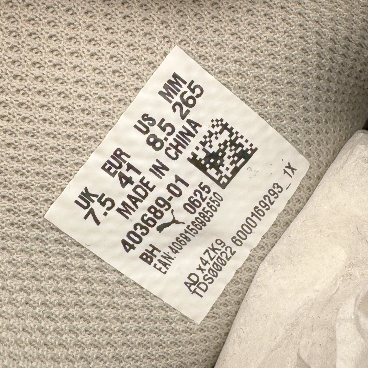 图片[15]-＃KZ纯原 PUMA Speedca OG 彪马极速赛车系列低帮德训风拼接复古百搭休闲运动赛车鞋 口碑大厂出品 品控大底版型不断改良更新 全套原纸板楦头开发 确保原汁原味 完美呈现版型 一比一鞋头弧度高度鞋身弧度 独家私模原厂航空铝磨具打磨大底 鞋头坡度极致还原 无解鞋型 原盒原配 圈内天花板工艺 原厂玻璃冲刀 超高清洁度 全鞋零毛边皮料切割 原厂中底布 鞋款从80、90年代赛车手所穿的防火赛车鞋为原型，鞋身线条模仿了赛车的流线廓形，体现了空气动力学原理的结构。简约流畅的外观，恰好又和贯穿其中的Formstrip Logo融合恰到好处，视觉上细节丰富且协调。本次Speedcat OG鞋款归来，最大看点自然式保留了窄版鞋型以及薄底构造。这两年各品牌鞋底越做越厚，Speedcat反其道而行之，上脚几乎无鞋底的效果带来耳目一新的视觉体验。鞋面依旧是以质感细腻的麂皮材质打造，并且大面积近乎全包裹的使用，复古味道也愈发浓烈。配色上更是将最原始的黑色和红色带回，向F1赛车队的标志性队服致敬。相信让各位一眼种草的更多是出挑的大红色，上脚即可瞬间点亮整体造型，在以球鞋为核心的OOTD中脱颖而出。而另一款黑色则是低调的万金油，彰显新潮个性的同时又不喧宾夺主，也是热爱简约系穿搭朋友的首选。 尺码：35.5 36 37 37.5 38 38.5 39 40 40.5 41 42 42.5 43 44 44.5 45 46-选品中心