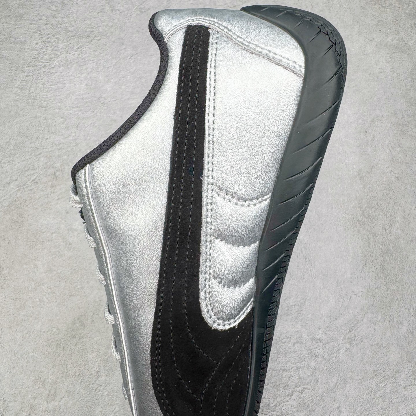 图片[7]-＃KZ纯原 PUMA Speedca OG 彪马极速赛车系列低帮德训风拼接复古百搭休闲运动赛车鞋 口碑大厂出品 品控大底版型不断改良更新 全套原纸板楦头开发 确保原汁原味 完美呈现版型 一比一鞋头弧度高度鞋身弧度 独家私模原厂航空铝磨具打磨大底 鞋头坡度极致还原 无解鞋型 原盒原配 圈内天花板工艺 原厂玻璃冲刀 超高清洁度 全鞋零毛边皮料切割 原厂中底布 鞋款从80、90年代赛车手所穿的防火赛车鞋为原型，鞋身线条模仿了赛车的流线廓形，体现了空气动力学原理的结构。简约流畅的外观，恰好又和贯穿其中的Formstrip Logo融合恰到好处，视觉上细节丰富且协调。本次Speedcat OG鞋款归来，最大看点自然式保留了窄版鞋型以及薄底构造。这两年各品牌鞋底越做越厚，Speedcat反其道而行之，上脚几乎无鞋底的效果带来耳目一新的视觉体验。鞋面依旧是以质感细腻的麂皮材质打造，并且大面积近乎全包裹的使用，复古味道也愈发浓烈。配色上更是将最原始的黑色和红色带回，向F1赛车队的标志性队服致敬。相信让各位一眼种草的更多是出挑的大红色，上脚即可瞬间点亮整体造型，在以球鞋为核心的OOTD中脱颖而出。而另一款黑色则是低调的万金油，彰显新潮个性的同时又不喧宾夺主，也是热爱简约系穿搭朋友的首选。 尺码：35.5 36 37 37.5 38 38.5 39 40 40.5 41 42 42.5 43 44 44.5 45 46-选品中心