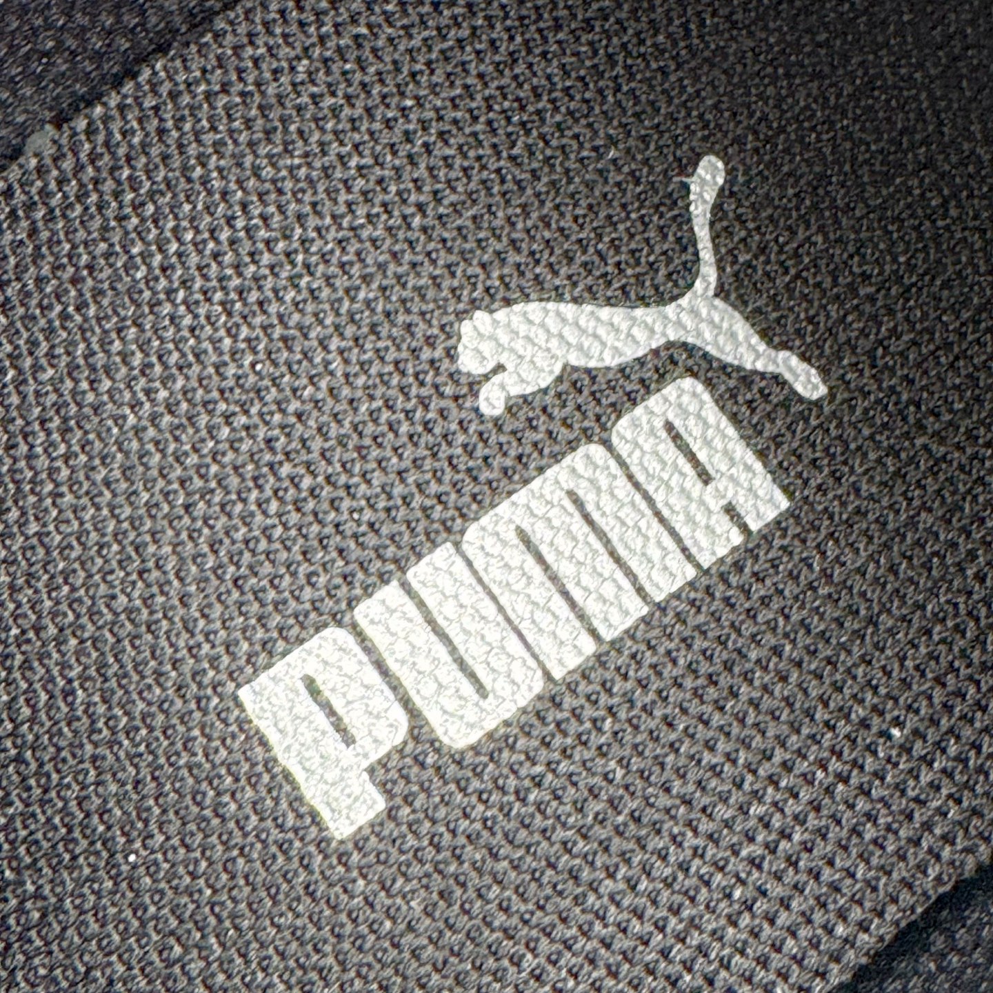 图片[14]-＃KZ纯原 PUMA Speedca OG 彪马极速赛车系列低帮德训风拼接复古百搭休闲运动赛车鞋 口碑大厂出品 品控大底版型不断改良更新 全套原纸板楦头开发 确保原汁原味 完美呈现版型 一比一鞋头弧度高度鞋身弧度 独家私模原厂航空铝磨具打磨大底 鞋头坡度极致还原 无解鞋型 原盒原配 圈内天花板工艺 原厂玻璃冲刀 超高清洁度 全鞋零毛边皮料切割 原厂中底布 鞋款从80、90年代赛车手所穿的防火赛车鞋为原型，鞋身线条模仿了赛车的流线廓形，体现了空气动力学原理的结构。简约流畅的外观，恰好又和贯穿其中的Formstrip Logo融合恰到好处，视觉上细节丰富且协调。本次Speedcat OG鞋款归来，最大看点自然式保留了窄版鞋型以及薄底构造。这两年各品牌鞋底越做越厚，Speedcat反其道而行之，上脚几乎无鞋底的效果带来耳目一新的视觉体验。鞋面依旧是以质感细腻的麂皮材质打造，并且大面积近乎全包裹的使用，复古味道也愈发浓烈。配色上更是将最原始的黑色和红色带回，向F1赛车队的标志性队服致敬。相信让各位一眼种草的更多是出挑的大红色，上脚即可瞬间点亮整体造型，在以球鞋为核心的OOTD中脱颖而出。而另一款黑色则是低调的万金油，彰显新潮个性的同时又不喧宾夺主，也是热爱简约系穿搭朋友的首选。 尺码：35.5 36 37 37.5 38 38.5 39 40 40.5 41 42 42.5 43 44 44.5 45 46-选品中心