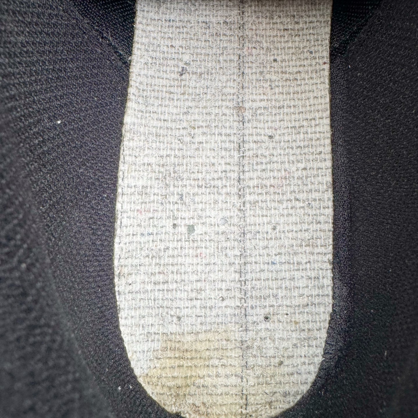 图片[12]-＃KZ纯原 PUMA Speedca OG 彪马极速赛车系列低帮德训风拼接复古百搭休闲运动赛车鞋 口碑大厂出品 品控大底版型不断改良更新 全套原纸板楦头开发 确保原汁原味 完美呈现版型 一比一鞋头弧度高度鞋身弧度 独家私模原厂航空铝磨具打磨大底 鞋头坡度极致还原 无解鞋型 原盒原配 圈内天花板工艺 原厂玻璃冲刀 超高清洁度 全鞋零毛边皮料切割 原厂中底布 鞋款从80、90年代赛车手所穿的防火赛车鞋为原型，鞋身线条模仿了赛车的流线廓形，体现了空气动力学原理的结构。简约流畅的外观，恰好又和贯穿其中的Formstrip Logo融合恰到好处，视觉上细节丰富且协调。本次Speedcat OG鞋款归来，最大看点自然式保留了窄版鞋型以及薄底构造。这两年各品牌鞋底越做越厚，Speedcat反其道而行之，上脚几乎无鞋底的效果带来耳目一新的视觉体验。鞋面依旧是以质感细腻的麂皮材质打造，并且大面积近乎全包裹的使用，复古味道也愈发浓烈。配色上更是将最原始的黑色和红色带回，向F1赛车队的标志性队服致敬。相信让各位一眼种草的更多是出挑的大红色，上脚即可瞬间点亮整体造型，在以球鞋为核心的OOTD中脱颖而出。而另一款黑色则是低调的万金油，彰显新潮个性的同时又不喧宾夺主，也是热爱简约系穿搭朋友的首选。 尺码：35.5 36 37 37.5 38 38.5 39 40 40.5 41 42 42.5 43 44 44.5 45 46-选品中心