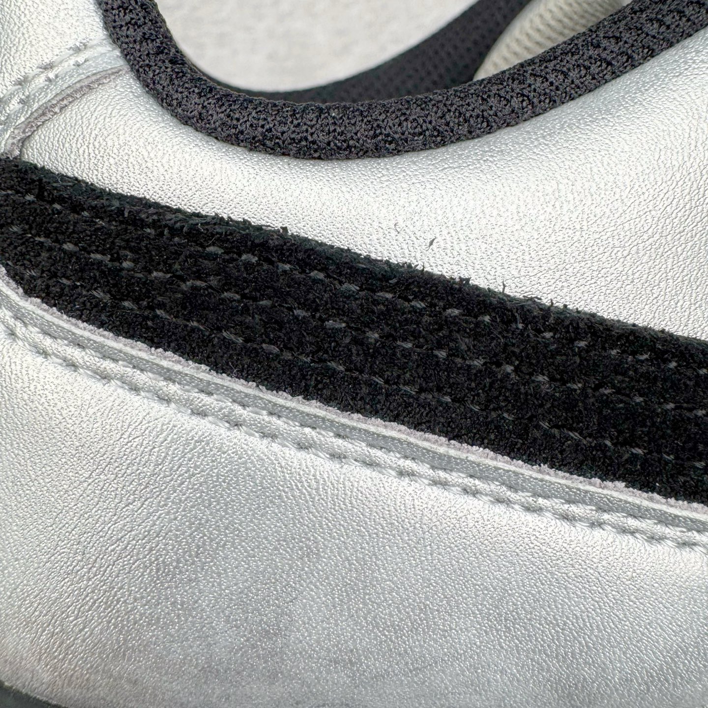 图片[17]-＃KZ纯原 PUMA Speedca OG 彪马极速赛车系列低帮德训风拼接复古百搭休闲运动赛车鞋 口碑大厂出品 品控大底版型不断改良更新 全套原纸板楦头开发 确保原汁原味 完美呈现版型 一比一鞋头弧度高度鞋身弧度 独家私模原厂航空铝磨具打磨大底 鞋头坡度极致还原 无解鞋型 原盒原配 圈内天花板工艺 原厂玻璃冲刀 超高清洁度 全鞋零毛边皮料切割 原厂中底布 鞋款从80、90年代赛车手所穿的防火赛车鞋为原型，鞋身线条模仿了赛车的流线廓形，体现了空气动力学原理的结构。简约流畅的外观，恰好又和贯穿其中的Formstrip Logo融合恰到好处，视觉上细节丰富且协调。本次Speedcat OG鞋款归来，最大看点自然式保留了窄版鞋型以及薄底构造。这两年各品牌鞋底越做越厚，Speedcat反其道而行之，上脚几乎无鞋底的效果带来耳目一新的视觉体验。鞋面依旧是以质感细腻的麂皮材质打造，并且大面积近乎全包裹的使用，复古味道也愈发浓烈。配色上更是将最原始的黑色和红色带回，向F1赛车队的标志性队服致敬。相信让各位一眼种草的更多是出挑的大红色，上脚即可瞬间点亮整体造型，在以球鞋为核心的OOTD中脱颖而出。而另一款黑色则是低调的万金油，彰显新潮个性的同时又不喧宾夺主，也是热爱简约系穿搭朋友的首选。 尺码：35.5 36 37 37.5 38 38.5 39 40 40.5 41 42 42.5 43 44 44.5 45 46-选品中心