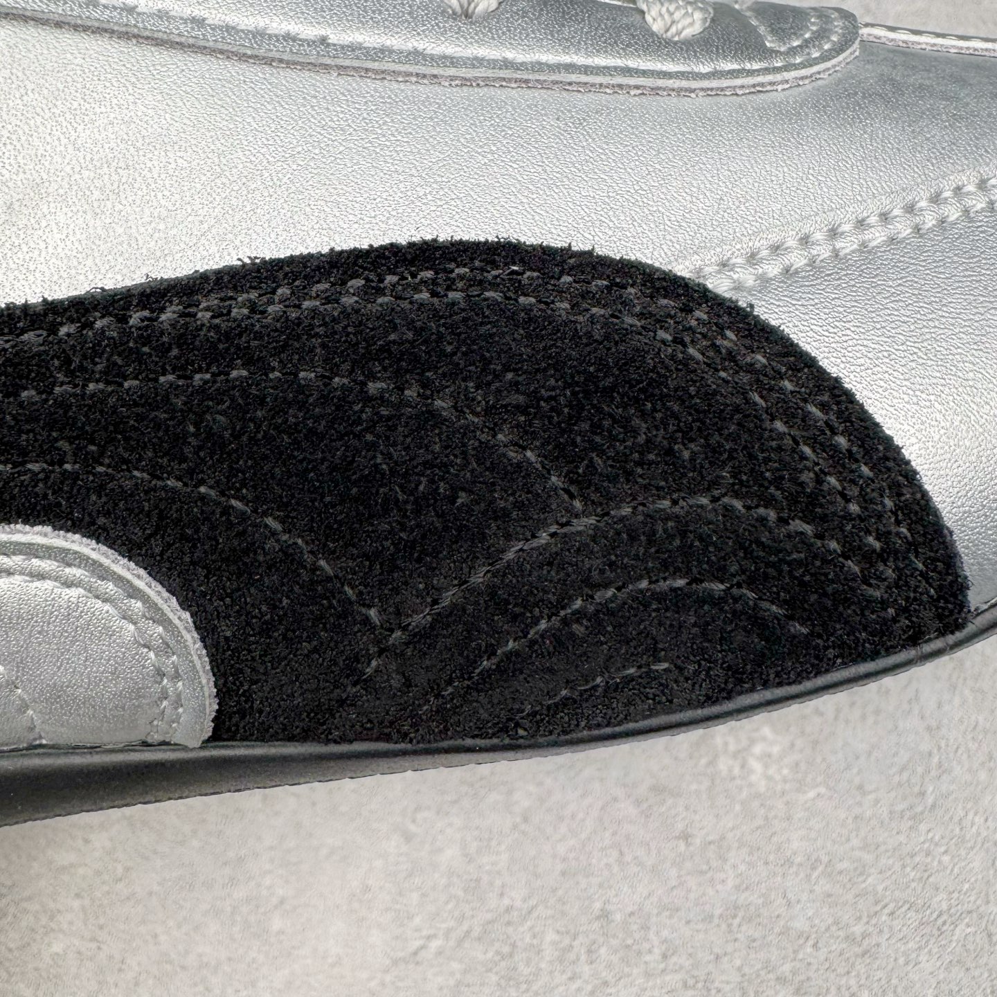 图片[20]-＃KZ纯原 PUMA Speedca OG 彪马极速赛车系列低帮德训风拼接复古百搭休闲运动赛车鞋 口碑大厂出品 品控大底版型不断改良更新 全套原纸板楦头开发 确保原汁原味 完美呈现版型 一比一鞋头弧度高度鞋身弧度 独家私模原厂航空铝磨具打磨大底 鞋头坡度极致还原 无解鞋型 原盒原配 圈内天花板工艺 原厂玻璃冲刀 超高清洁度 全鞋零毛边皮料切割 原厂中底布 鞋款从80、90年代赛车手所穿的防火赛车鞋为原型，鞋身线条模仿了赛车的流线廓形，体现了空气动力学原理的结构。简约流畅的外观，恰好又和贯穿其中的Formstrip Logo融合恰到好处，视觉上细节丰富且协调。本次Speedcat OG鞋款归来，最大看点自然式保留了窄版鞋型以及薄底构造。这两年各品牌鞋底越做越厚，Speedcat反其道而行之，上脚几乎无鞋底的效果带来耳目一新的视觉体验。鞋面依旧是以质感细腻的麂皮材质打造，并且大面积近乎全包裹的使用，复古味道也愈发浓烈。配色上更是将最原始的黑色和红色带回，向F1赛车队的标志性队服致敬。相信让各位一眼种草的更多是出挑的大红色，上脚即可瞬间点亮整体造型，在以球鞋为核心的OOTD中脱颖而出。而另一款黑色则是低调的万金油，彰显新潮个性的同时又不喧宾夺主，也是热爱简约系穿搭朋友的首选。 尺码：35.5 36 37 37.5 38 38.5 39 40 40.5 41 42 42.5 43 44 44.5 45 46-选品中心