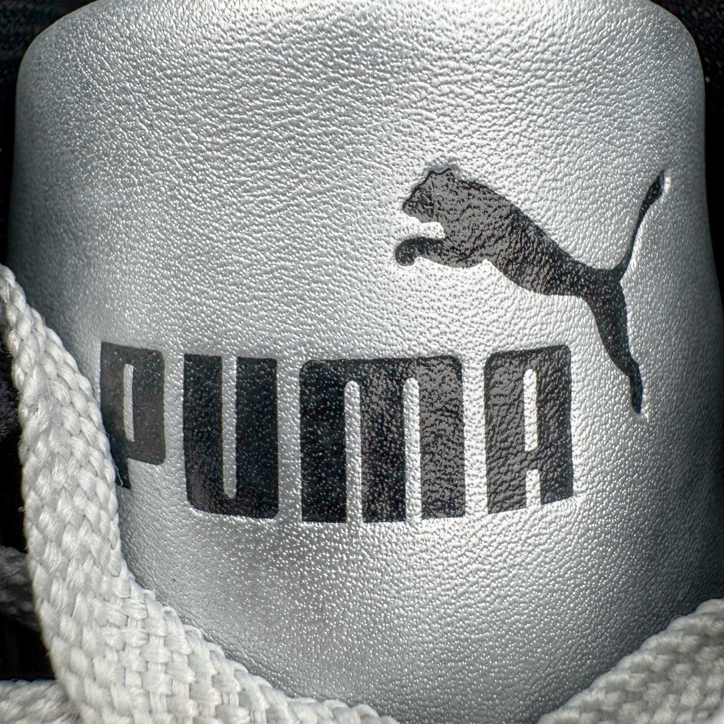 图片[19]-＃KZ纯原 PUMA Speedca OG 彪马极速赛车系列低帮德训风拼接复古百搭休闲运动赛车鞋 口碑大厂出品 品控大底版型不断改良更新 全套原纸板楦头开发 确保原汁原味 完美呈现版型 一比一鞋头弧度高度鞋身弧度 独家私模原厂航空铝磨具打磨大底 鞋头坡度极致还原 无解鞋型 原盒原配 圈内天花板工艺 原厂玻璃冲刀 超高清洁度 全鞋零毛边皮料切割 原厂中底布 鞋款从80、90年代赛车手所穿的防火赛车鞋为原型，鞋身线条模仿了赛车的流线廓形，体现了空气动力学原理的结构。简约流畅的外观，恰好又和贯穿其中的Formstrip Logo融合恰到好处，视觉上细节丰富且协调。本次Speedcat OG鞋款归来，最大看点自然式保留了窄版鞋型以及薄底构造。这两年各品牌鞋底越做越厚，Speedcat反其道而行之，上脚几乎无鞋底的效果带来耳目一新的视觉体验。鞋面依旧是以质感细腻的麂皮材质打造，并且大面积近乎全包裹的使用，复古味道也愈发浓烈。配色上更是将最原始的黑色和红色带回，向F1赛车队的标志性队服致敬。相信让各位一眼种草的更多是出挑的大红色，上脚即可瞬间点亮整体造型，在以球鞋为核心的OOTD中脱颖而出。而另一款黑色则是低调的万金油，彰显新潮个性的同时又不喧宾夺主，也是热爱简约系穿搭朋友的首选。 尺码：35.5 36 37 37.5 38 38.5 39 40 40.5 41 42 42.5 43 44 44.5 45 46-选品中心