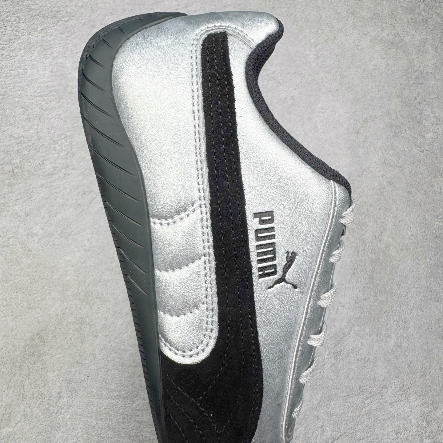 图片[6]-＃KZ纯原 PUMA Speedca OG 彪马极速赛车系列低帮德训风拼接复古百搭休闲运动赛车鞋 口碑大厂出品 品控大底版型不断改良更新 全套原纸板楦头开发 确保原汁原味 完美呈现版型 一比一鞋头弧度高度鞋身弧度 独家私模原厂航空铝磨具打磨大底 鞋头坡度极致还原 无解鞋型 原盒原配 圈内天花板工艺 原厂玻璃冲刀 超高清洁度 全鞋零毛边皮料切割 原厂中底布 鞋款从80、90年代赛车手所穿的防火赛车鞋为原型，鞋身线条模仿了赛车的流线廓形，体现了空气动力学原理的结构。简约流畅的外观，恰好又和贯穿其中的Formstrip Logo融合恰到好处，视觉上细节丰富且协调。本次Speedcat OG鞋款归来，最大看点自然式保留了窄版鞋型以及薄底构造。这两年各品牌鞋底越做越厚，Speedcat反其道而行之，上脚几乎无鞋底的效果带来耳目一新的视觉体验。鞋面依旧是以质感细腻的麂皮材质打造，并且大面积近乎全包裹的使用，复古味道也愈发浓烈。配色上更是将最原始的黑色和红色带回，向F1赛车队的标志性队服致敬。相信让各位一眼种草的更多是出挑的大红色，上脚即可瞬间点亮整体造型，在以球鞋为核心的OOTD中脱颖而出。而另一款黑色则是低调的万金油，彰显新潮个性的同时又不喧宾夺主，也是热爱简约系穿搭朋友的首选。 尺码：35.5 36 37 37.5 38 38.5 39 40 40.5 41 42 42.5 43 44 44.5 45 46-选品中心