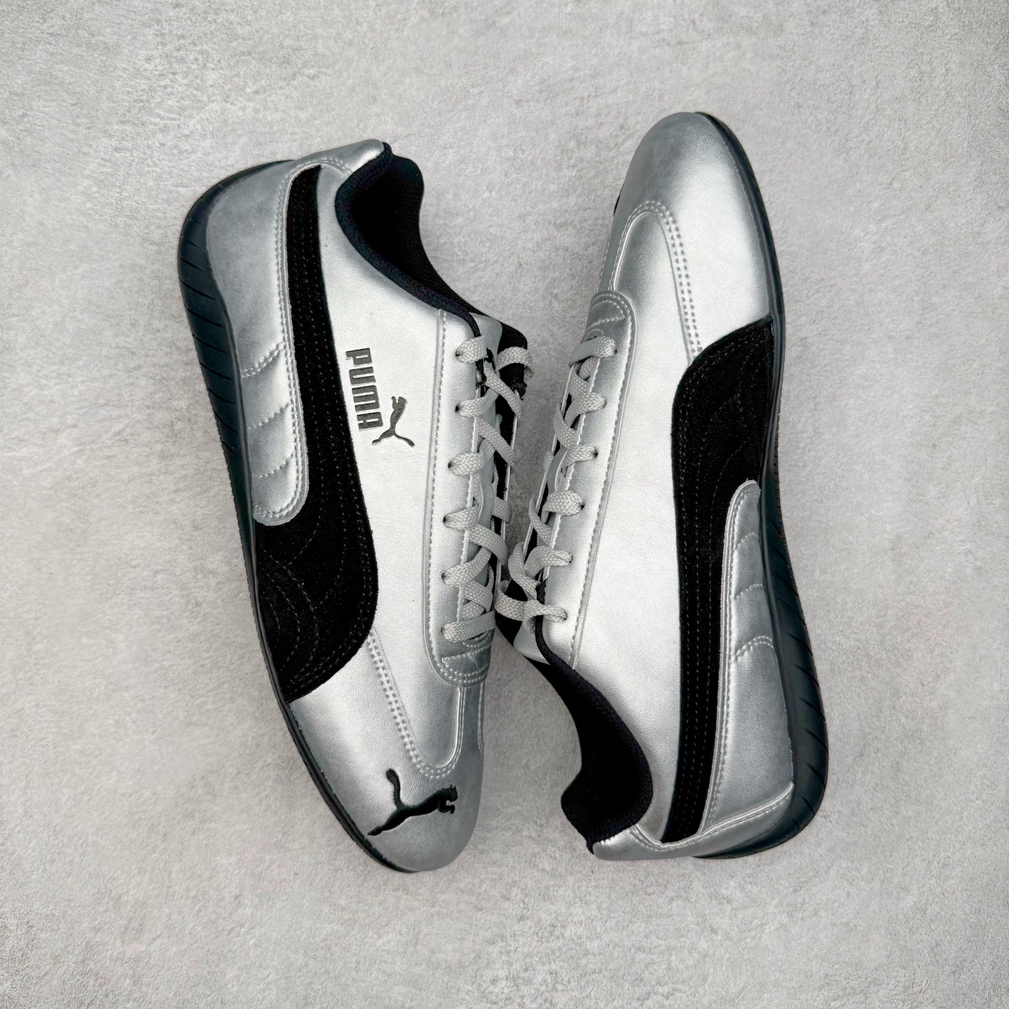 图片[3]-＃KZ纯原 PUMA Speedca OG 彪马极速赛车系列低帮德训风拼接复古百搭休闲运动赛车鞋 口碑大厂出品 品控大底版型不断改良更新 全套原纸板楦头开发 确保原汁原味 完美呈现版型 一比一鞋头弧度高度鞋身弧度 独家私模原厂航空铝磨具打磨大底 鞋头坡度极致还原 无解鞋型 原盒原配 圈内天花板工艺 原厂玻璃冲刀 超高清洁度 全鞋零毛边皮料切割 原厂中底布 鞋款从80、90年代赛车手所穿的防火赛车鞋为原型，鞋身线条模仿了赛车的流线廓形，体现了空气动力学原理的结构。简约流畅的外观，恰好又和贯穿其中的Formstrip Logo融合恰到好处，视觉上细节丰富且协调。本次Speedcat OG鞋款归来，最大看点自然式保留了窄版鞋型以及薄底构造。这两年各品牌鞋底越做越厚，Speedcat反其道而行之，上脚几乎无鞋底的效果带来耳目一新的视觉体验。鞋面依旧是以质感细腻的麂皮材质打造，并且大面积近乎全包裹的使用，复古味道也愈发浓烈。配色上更是将最原始的黑色和红色带回，向F1赛车队的标志性队服致敬。相信让各位一眼种草的更多是出挑的大红色，上脚即可瞬间点亮整体造型，在以球鞋为核心的OOTD中脱颖而出。而另一款黑色则是低调的万金油，彰显新潮个性的同时又不喧宾夺主，也是热爱简约系穿搭朋友的首选。 尺码：35.5 36 37 37.5 38 38.5 39 40 40.5 41 42 42.5 43 44 44.5 45 46-选品中心