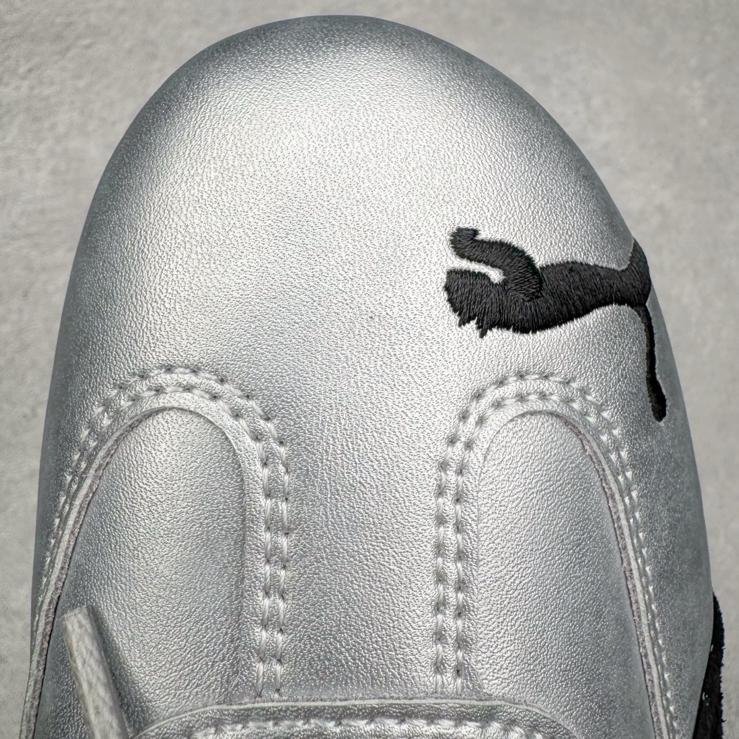 图片[10]-＃KZ纯原 PUMA Speedca OG 彪马极速赛车系列低帮德训风拼接复古百搭休闲运动赛车鞋 口碑大厂出品 品控大底版型不断改良更新 全套原纸板楦头开发 确保原汁原味 完美呈现版型 一比一鞋头弧度高度鞋身弧度 独家私模原厂航空铝磨具打磨大底 鞋头坡度极致还原 无解鞋型 原盒原配 圈内天花板工艺 原厂玻璃冲刀 超高清洁度 全鞋零毛边皮料切割 原厂中底布 鞋款从80、90年代赛车手所穿的防火赛车鞋为原型，鞋身线条模仿了赛车的流线廓形，体现了空气动力学原理的结构。简约流畅的外观，恰好又和贯穿其中的Formstrip Logo融合恰到好处，视觉上细节丰富且协调。本次Speedcat OG鞋款归来，最大看点自然式保留了窄版鞋型以及薄底构造。这两年各品牌鞋底越做越厚，Speedcat反其道而行之，上脚几乎无鞋底的效果带来耳目一新的视觉体验。鞋面依旧是以质感细腻的麂皮材质打造，并且大面积近乎全包裹的使用，复古味道也愈发浓烈。配色上更是将最原始的黑色和红色带回，向F1赛车队的标志性队服致敬。相信让各位一眼种草的更多是出挑的大红色，上脚即可瞬间点亮整体造型，在以球鞋为核心的OOTD中脱颖而出。而另一款黑色则是低调的万金油，彰显新潮个性的同时又不喧宾夺主，也是热爱简约系穿搭朋友的首选。 尺码：35.5 36 37 37.5 38 38.5 39 40 40.5 41 42 42.5 43 44 44.5 45 46-选品中心