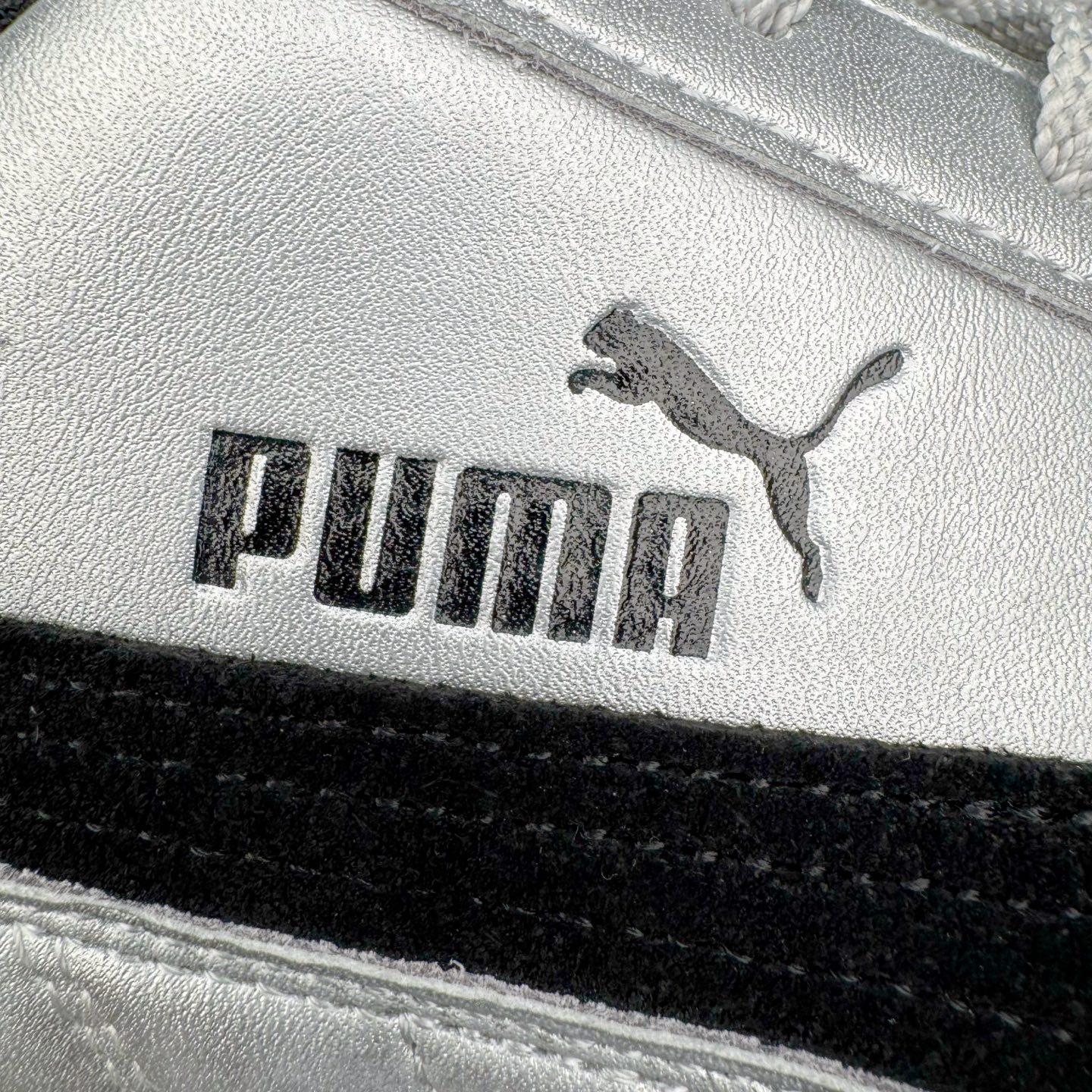 图片[18]-＃KZ纯原 PUMA Speedca OG 彪马极速赛车系列低帮德训风拼接复古百搭休闲运动赛车鞋 口碑大厂出品 品控大底版型不断改良更新 全套原纸板楦头开发 确保原汁原味 完美呈现版型 一比一鞋头弧度高度鞋身弧度 独家私模原厂航空铝磨具打磨大底 鞋头坡度极致还原 无解鞋型 原盒原配 圈内天花板工艺 原厂玻璃冲刀 超高清洁度 全鞋零毛边皮料切割 原厂中底布 鞋款从80、90年代赛车手所穿的防火赛车鞋为原型，鞋身线条模仿了赛车的流线廓形，体现了空气动力学原理的结构。简约流畅的外观，恰好又和贯穿其中的Formstrip Logo融合恰到好处，视觉上细节丰富且协调。本次Speedcat OG鞋款归来，最大看点自然式保留了窄版鞋型以及薄底构造。这两年各品牌鞋底越做越厚，Speedcat反其道而行之，上脚几乎无鞋底的效果带来耳目一新的视觉体验。鞋面依旧是以质感细腻的麂皮材质打造，并且大面积近乎全包裹的使用，复古味道也愈发浓烈。配色上更是将最原始的黑色和红色带回，向F1赛车队的标志性队服致敬。相信让各位一眼种草的更多是出挑的大红色，上脚即可瞬间点亮整体造型，在以球鞋为核心的OOTD中脱颖而出。而另一款黑色则是低调的万金油，彰显新潮个性的同时又不喧宾夺主，也是热爱简约系穿搭朋友的首选。 尺码：35.5 36 37 37.5 38 38.5 39 40 40.5 41 42 42.5 43 44 44.5 45 46-选品中心