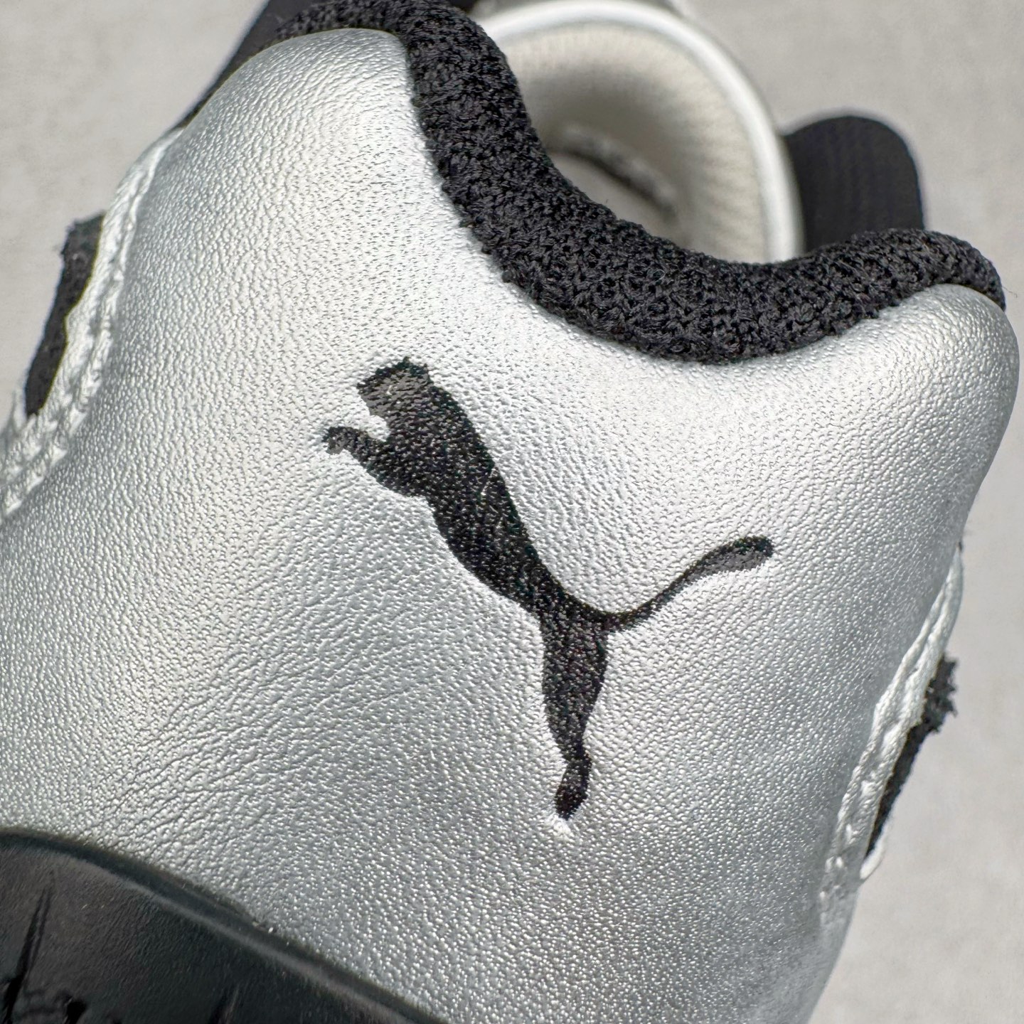 图片[16]-＃KZ纯原 PUMA Speedca OG 彪马极速赛车系列低帮德训风拼接复古百搭休闲运动赛车鞋 口碑大厂出品 品控大底版型不断改良更新 全套原纸板楦头开发 确保原汁原味 完美呈现版型 一比一鞋头弧度高度鞋身弧度 独家私模原厂航空铝磨具打磨大底 鞋头坡度极致还原 无解鞋型 原盒原配 圈内天花板工艺 原厂玻璃冲刀 超高清洁度 全鞋零毛边皮料切割 原厂中底布 鞋款从80、90年代赛车手所穿的防火赛车鞋为原型，鞋身线条模仿了赛车的流线廓形，体现了空气动力学原理的结构。简约流畅的外观，恰好又和贯穿其中的Formstrip Logo融合恰到好处，视觉上细节丰富且协调。本次Speedcat OG鞋款归来，最大看点自然式保留了窄版鞋型以及薄底构造。这两年各品牌鞋底越做越厚，Speedcat反其道而行之，上脚几乎无鞋底的效果带来耳目一新的视觉体验。鞋面依旧是以质感细腻的麂皮材质打造，并且大面积近乎全包裹的使用，复古味道也愈发浓烈。配色上更是将最原始的黑色和红色带回，向F1赛车队的标志性队服致敬。相信让各位一眼种草的更多是出挑的大红色，上脚即可瞬间点亮整体造型，在以球鞋为核心的OOTD中脱颖而出。而另一款黑色则是低调的万金油，彰显新潮个性的同时又不喧宾夺主，也是热爱简约系穿搭朋友的首选。 尺码：35.5 36 37 37.5 38 38.5 39 40 40.5 41 42 42.5 43 44 44.5 45 46-选品中心