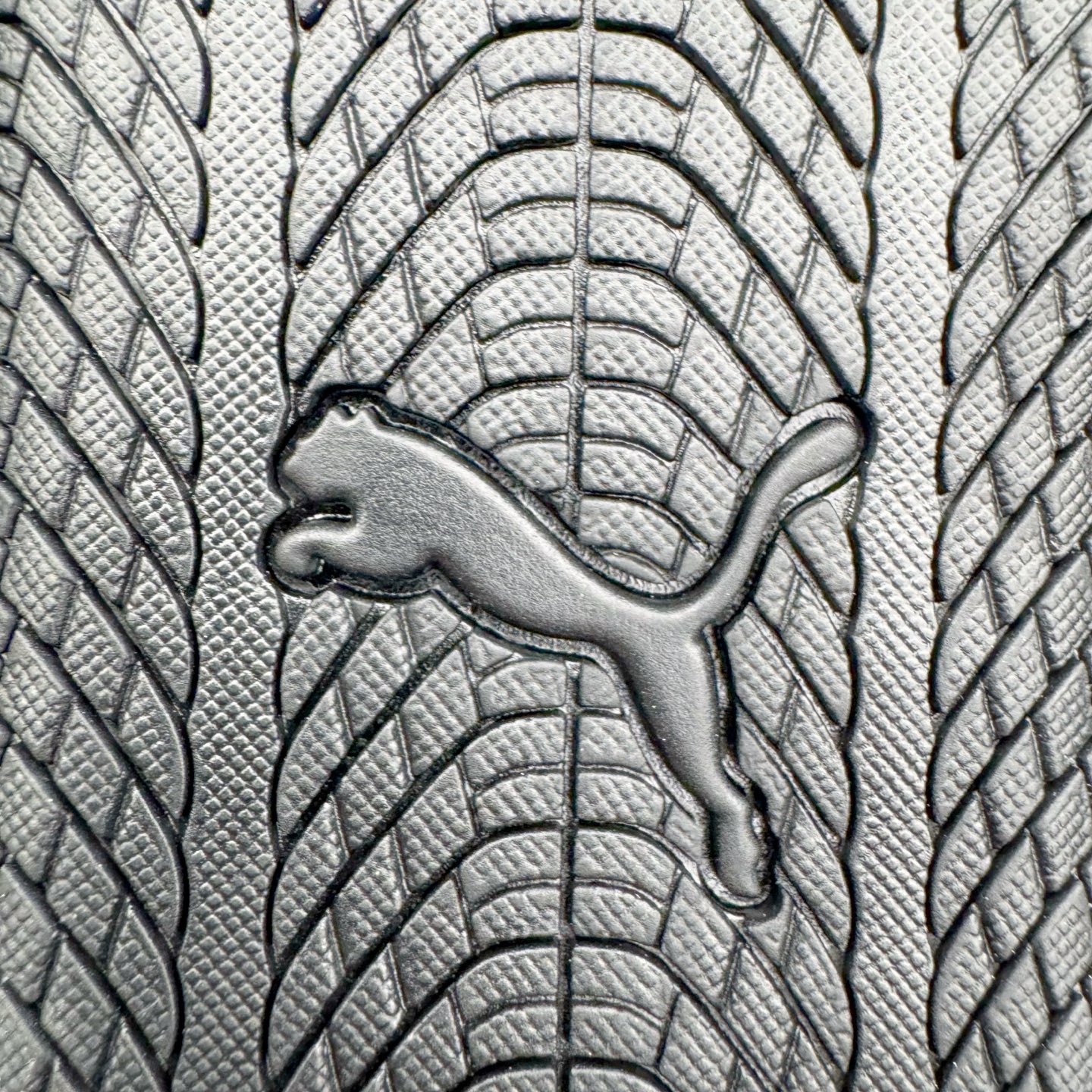 图片[13]-＃KZ纯原 PUMA Speedca OG 彪马极速赛车系列低帮德训风拼接复古百搭休闲运动赛车鞋 口碑大厂出品 品控大底版型不断改良更新 全套原纸板楦头开发 确保原汁原味 完美呈现版型 一比一鞋头弧度高度鞋身弧度 独家私模原厂航空铝磨具打磨大底 鞋头坡度极致还原 无解鞋型 原盒原配 圈内天花板工艺 原厂玻璃冲刀 超高清洁度 全鞋零毛边皮料切割 原厂中底布 鞋款从80、90年代赛车手所穿的防火赛车鞋为原型，鞋身线条模仿了赛车的流线廓形，体现了空气动力学原理的结构。简约流畅的外观，恰好又和贯穿其中的Formstrip Logo融合恰到好处，视觉上细节丰富且协调。本次Speedcat OG鞋款归来，最大看点自然式保留了窄版鞋型以及薄底构造。这两年各品牌鞋底越做越厚，Speedcat反其道而行之，上脚几乎无鞋底的效果带来耳目一新的视觉体验。鞋面依旧是以质感细腻的麂皮材质打造，并且大面积近乎全包裹的使用，复古味道也愈发浓烈。配色上更是将最原始的黑色和红色带回，向F1赛车队的标志性队服致敬。相信让各位一眼种草的更多是出挑的大红色，上脚即可瞬间点亮整体造型，在以球鞋为核心的OOTD中脱颖而出。而另一款黑色则是低调的万金油，彰显新潮个性的同时又不喧宾夺主，也是热爱简约系穿搭朋友的首选。 尺码：35.5 36 37 37.5 38 38.5 39 40 40.5 41 42 42.5 43 44 44.5 45 46-选品中心