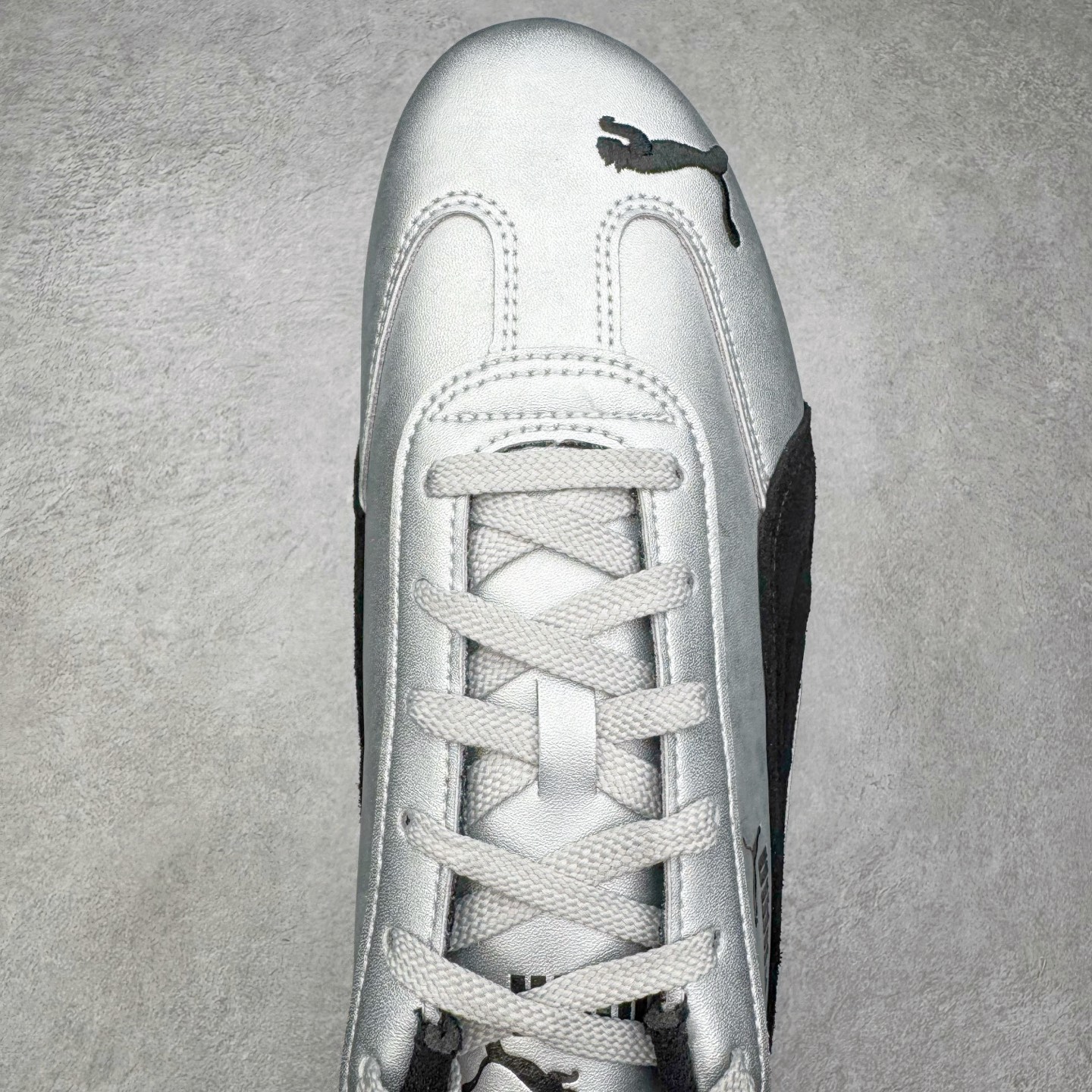 图片[4]-＃KZ纯原 PUMA Speedca OG 彪马极速赛车系列低帮德训风拼接复古百搭休闲运动赛车鞋 口碑大厂出品 品控大底版型不断改良更新 全套原纸板楦头开发 确保原汁原味 完美呈现版型 一比一鞋头弧度高度鞋身弧度 独家私模原厂航空铝磨具打磨大底 鞋头坡度极致还原 无解鞋型 原盒原配 圈内天花板工艺 原厂玻璃冲刀 超高清洁度 全鞋零毛边皮料切割 原厂中底布 鞋款从80、90年代赛车手所穿的防火赛车鞋为原型，鞋身线条模仿了赛车的流线廓形，体现了空气动力学原理的结构。简约流畅的外观，恰好又和贯穿其中的Formstrip Logo融合恰到好处，视觉上细节丰富且协调。本次Speedcat OG鞋款归来，最大看点自然式保留了窄版鞋型以及薄底构造。这两年各品牌鞋底越做越厚，Speedcat反其道而行之，上脚几乎无鞋底的效果带来耳目一新的视觉体验。鞋面依旧是以质感细腻的麂皮材质打造，并且大面积近乎全包裹的使用，复古味道也愈发浓烈。配色上更是将最原始的黑色和红色带回，向F1赛车队的标志性队服致敬。相信让各位一眼种草的更多是出挑的大红色，上脚即可瞬间点亮整体造型，在以球鞋为核心的OOTD中脱颖而出。而另一款黑色则是低调的万金油，彰显新潮个性的同时又不喧宾夺主，也是热爱简约系穿搭朋友的首选。 尺码：35.5 36 37 37.5 38 38.5 39 40 40.5 41 42 42.5 43 44 44.5 45 46-选品中心