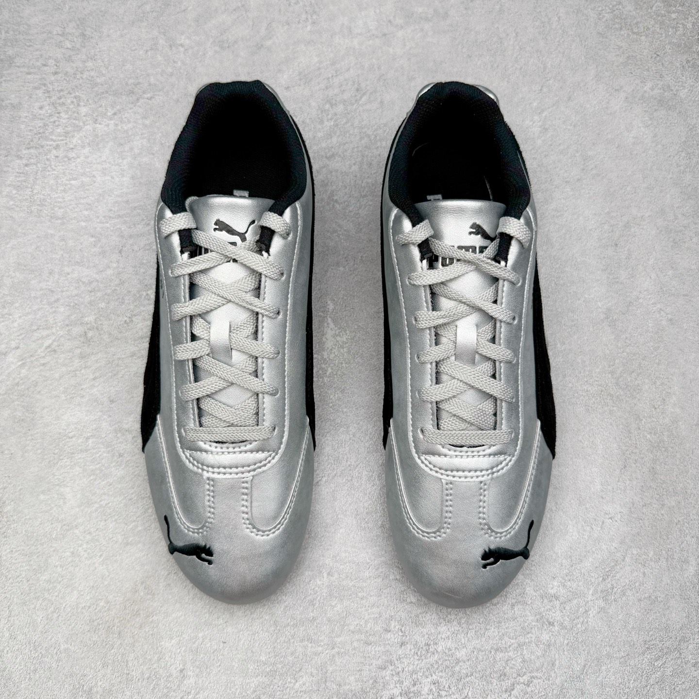 图片[2]-＃KZ纯原 PUMA Speedca OG 彪马极速赛车系列低帮德训风拼接复古百搭休闲运动赛车鞋 口碑大厂出品 品控大底版型不断改良更新 全套原纸板楦头开发 确保原汁原味 完美呈现版型 一比一鞋头弧度高度鞋身弧度 独家私模原厂航空铝磨具打磨大底 鞋头坡度极致还原 无解鞋型 原盒原配 圈内天花板工艺 原厂玻璃冲刀 超高清洁度 全鞋零毛边皮料切割 原厂中底布 鞋款从80、90年代赛车手所穿的防火赛车鞋为原型，鞋身线条模仿了赛车的流线廓形，体现了空气动力学原理的结构。简约流畅的外观，恰好又和贯穿其中的Formstrip Logo融合恰到好处，视觉上细节丰富且协调。本次Speedcat OG鞋款归来，最大看点自然式保留了窄版鞋型以及薄底构造。这两年各品牌鞋底越做越厚，Speedcat反其道而行之，上脚几乎无鞋底的效果带来耳目一新的视觉体验。鞋面依旧是以质感细腻的麂皮材质打造，并且大面积近乎全包裹的使用，复古味道也愈发浓烈。配色上更是将最原始的黑色和红色带回，向F1赛车队的标志性队服致敬。相信让各位一眼种草的更多是出挑的大红色，上脚即可瞬间点亮整体造型，在以球鞋为核心的OOTD中脱颖而出。而另一款黑色则是低调的万金油，彰显新潮个性的同时又不喧宾夺主，也是热爱简约系穿搭朋友的首选。 尺码：35.5 36 37 37.5 38 38.5 39 40 40.5 41 42 42.5 43 44 44.5 45 46-选品中心